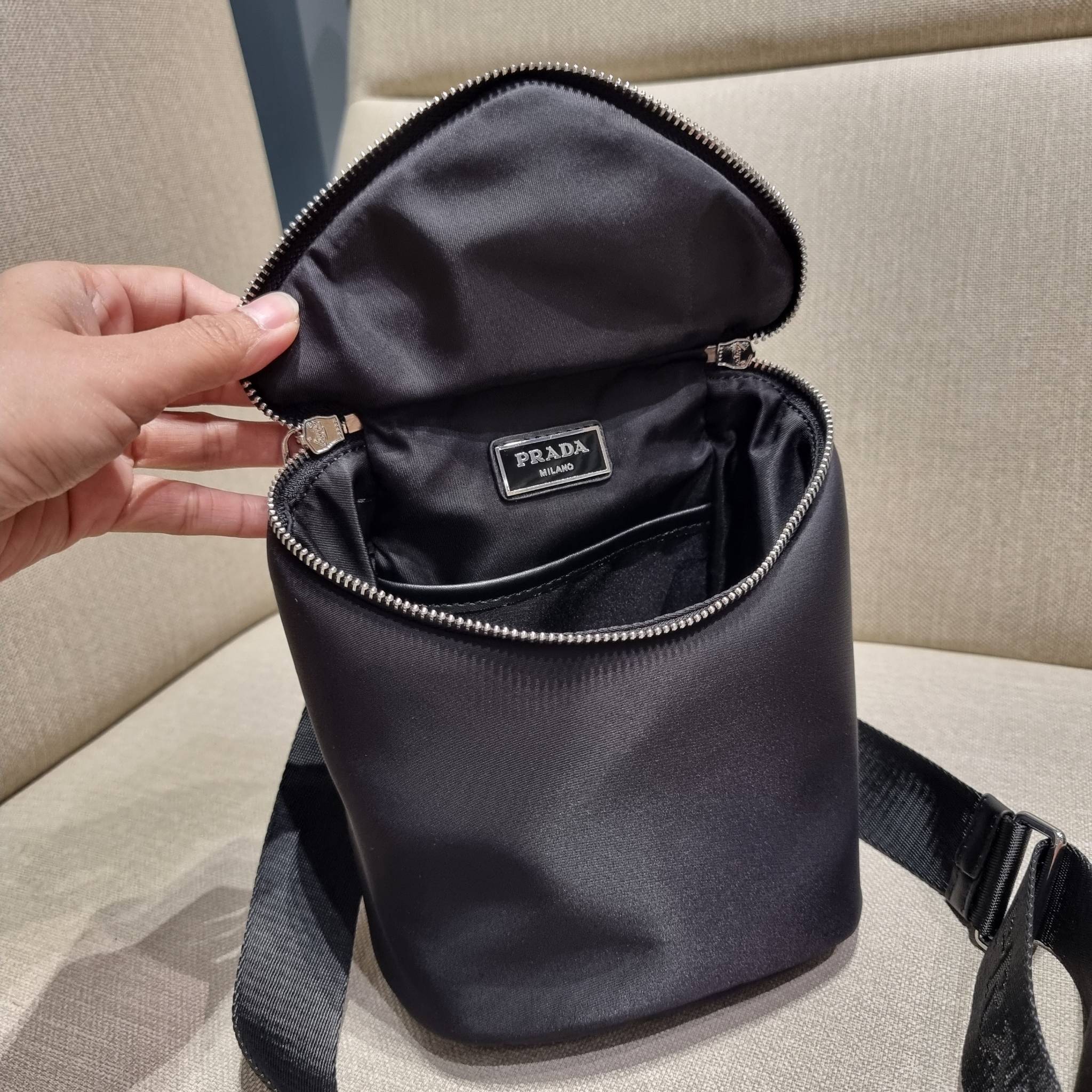 PRADA RE-NYLON AND LEATHER SHOULDER BAG ถึงเวลาของหนุ่มกันแล้ว!! ไอเท็ม best seller ที่เตรียมขึ้นแท่นรุ่นหายาก เท่ คูล ดูดี ไม่เกร่อ กระเป๋าสะพายข้าง รูปทรงเรขาคณิต ดีไซน์เรียบง่าย แต่มีความหรูในตัว วัสดุผ้าไนล่อนคุณภาพ พร้อมใบลูก ไว้ใส่เหรียญ ใส่กุญแจได้