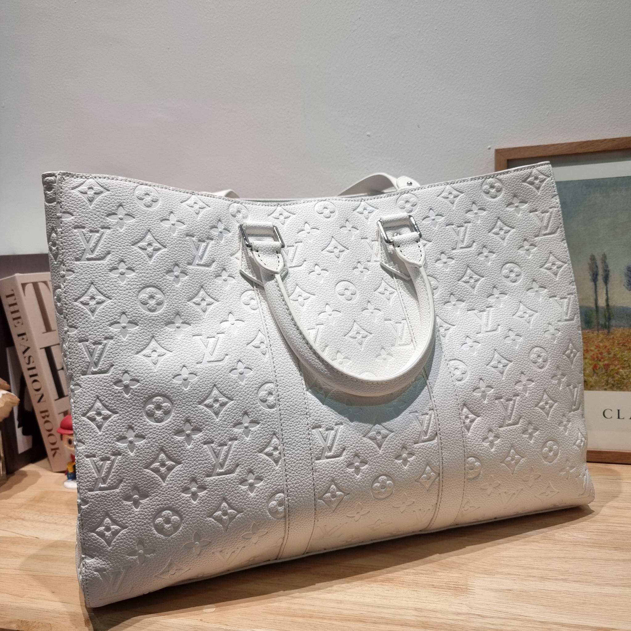 LV x YK Sac Plat 24H Bag Taurillon Monogram / LV × YK SAC CARRYALL TOTE ใหม่รับ summer สดใสฉีกทุกกฏ เพราะใช้ได้แบบยูนิเซ็กส์ กับกระเป๋าเดินทางมาในรูปแบบของทรงโท้ท ใบใหญ่ จุได้แบบจุกๆ ดีไซน์ลวดลายโดดเด่น