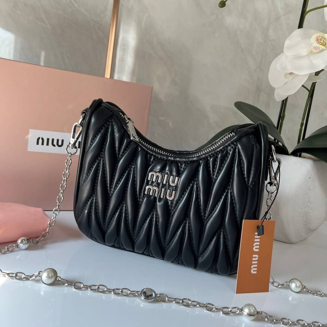 MIU MIU matelasse nappa leather shoulder bag กระเป๋าสะพายข้าง สายสะพายประดับไข่มุกและคริสตัล ให้ความละมุม ลุคคุณหนูน่ารักสุดๆคะ