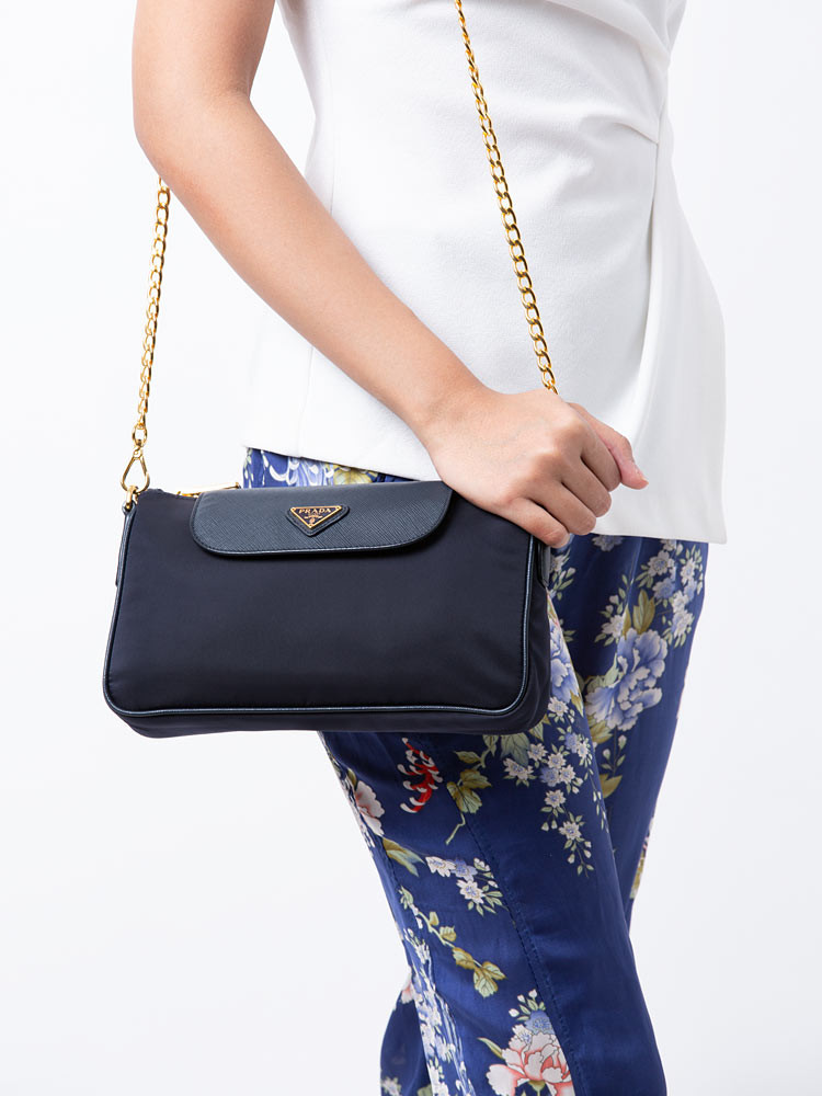 PRADA Tessuto Nylon Convertible Clutch Sling Bag / PRADA nylon crossbody bag เกรดใช้สลับใบจริง หนังแท้ ออริจินอล ใช้งานต่างประเทศได้ รุ่นในตำนานจริงๆ ค่ะ ณ ปัจจุบันยังสวยอยู่ และยังเป็นรุ่นนี้ลูกค้าเรียกร้องตลอดจริงๆ อะไหล่ โซ่เงาสวย
