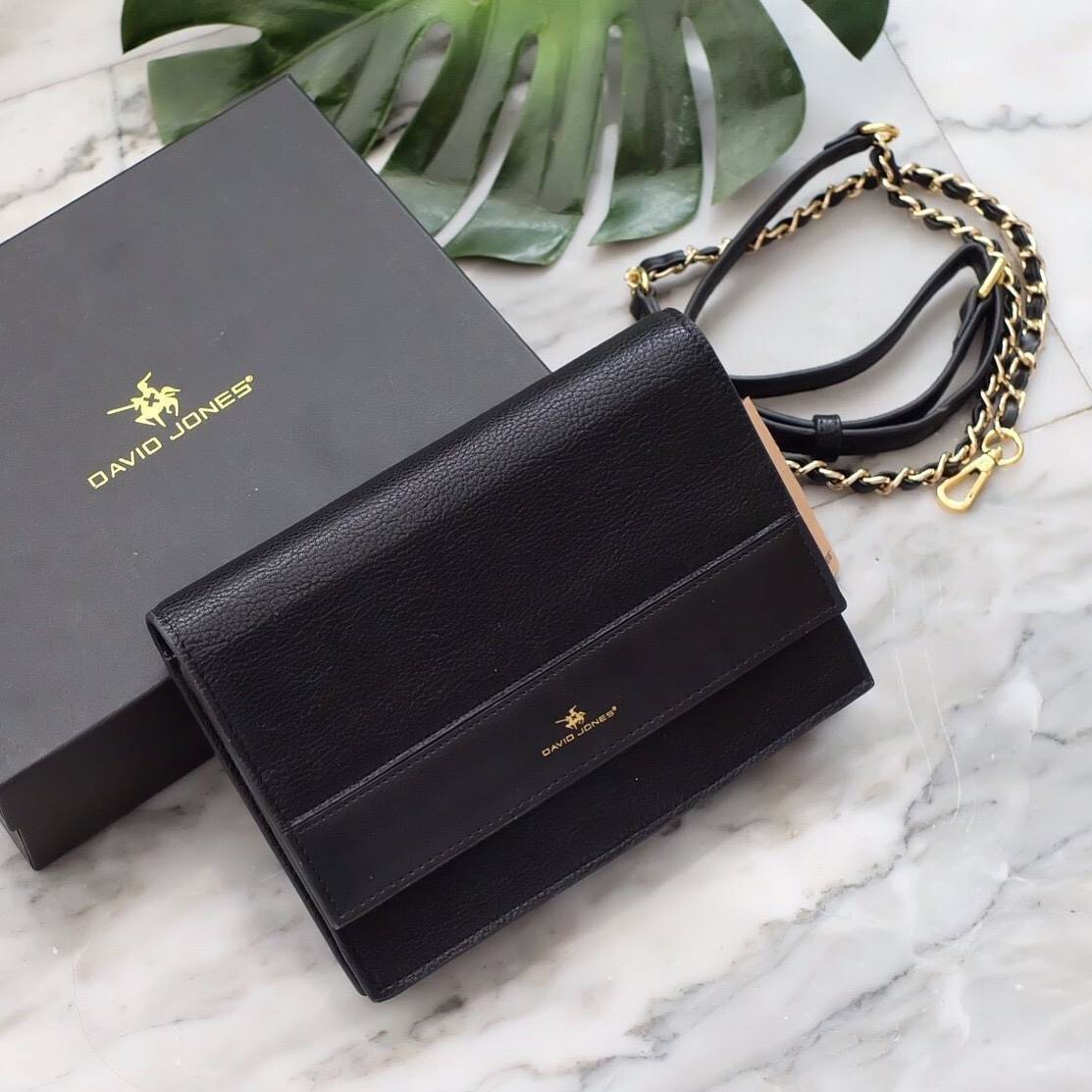David Jones Clutch Bag กระเป๋าสะพายทรง cluth ขนาดกำลังดี วัสดุหนังวัวแท้ หนังนิ่ม ตัวกระเป๋าเปิดปิดด้วยกระดุมแม่เหล็ก ภายในมีช่องเล็กใบบัตร ด้านหลังมีอีก 1 ช่องใส่โทรศัพท์ได้ค่ะ มาพร้อมสายยาวถอดได้ สะพาย crossbody ได้ค่ะ คุ้มค่าคุ้มราคา