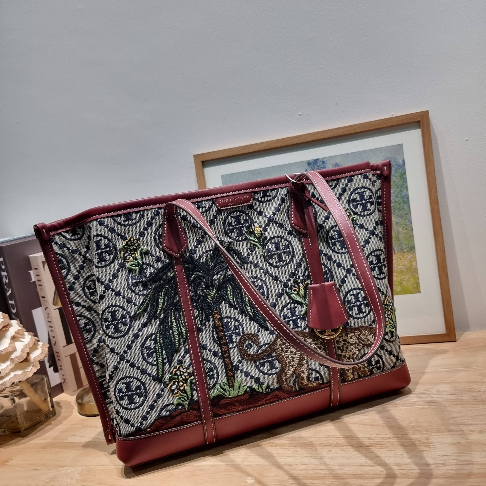 TORY TOTE BAG / TORY BURCH PERRY EMBROIDERED T MONOGRAM TRIPLE-COMPARTMENT TOTE BAG ใหม่ล่าสุด กับกระเป๋าทรงโท้ทใบใหญ่ ลวดลายโมโนแกรมสุดคลาสสิคที่ถูกดีไซน์รังสรรค์ด้วยงานปักสุดชิค น่าใช้ใจฟูแค่แรกเห็น ดีเทลดีงาม หูสะพายในตัว สะพายไหล่ได้แบบชิลๆ