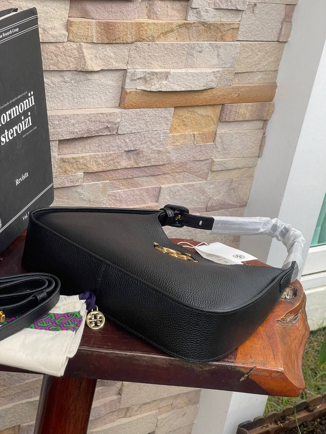 Tory Burch Miller Small Classic Shoulder Bag กระเป๋าที่เป็นได้มากกว่ากระเป๋าสะพายไหล่ โดยทางแบรนด์มีการออกแบบที่การต่อสายให้มาในลุคช์สะพายข้างได้ เป็นเอกลักษณ์ไม่ซ้ำใคร รูปทรงคลาสสิค เปิดปิดด้วยแม่เหล็กเพิ่มความปลอดภัย วัสดุหนังวัวแท้นุ่มต่อผิวสัมผัส มาคู