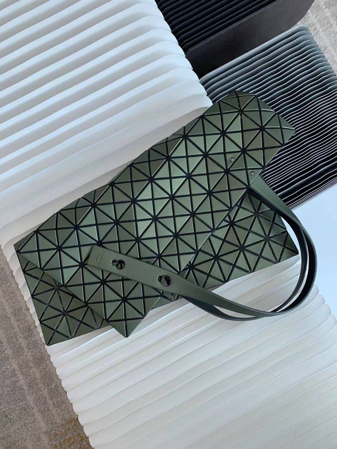 BAOBAO ISSEY MIYAKE 10x10 BLOCK TOTE BAG 39cm กระเป๋าถือทรง shopping โท้ทใบใหญ่ลายตาราง เกรดออริจินอล ภาพสินค้าถ่ายจากงานขายจริง ใช้งานต่างประเทศได้