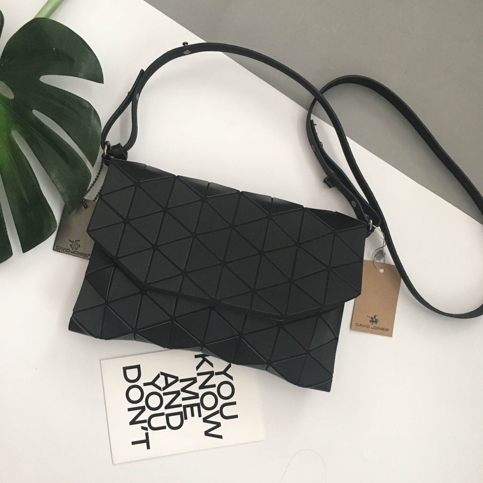 รุ่นใหม่ขายดี !!David jones Clutch bag with strap สี Matte black color 🌼 กระเป๋าสะพาย ปรับเก็บสายถือเป็น clutch bag ได้คะ ขนาดกะทัดรัด ใส่กระเป๋าตังค์ มือถือ iphone 6 plus ได้คะ น้ำหนักเบา เข้ากับชุดได้ง่าย ถือ สะพาย ออกงานParty ได้สบายเลย ใบนี้ Do
