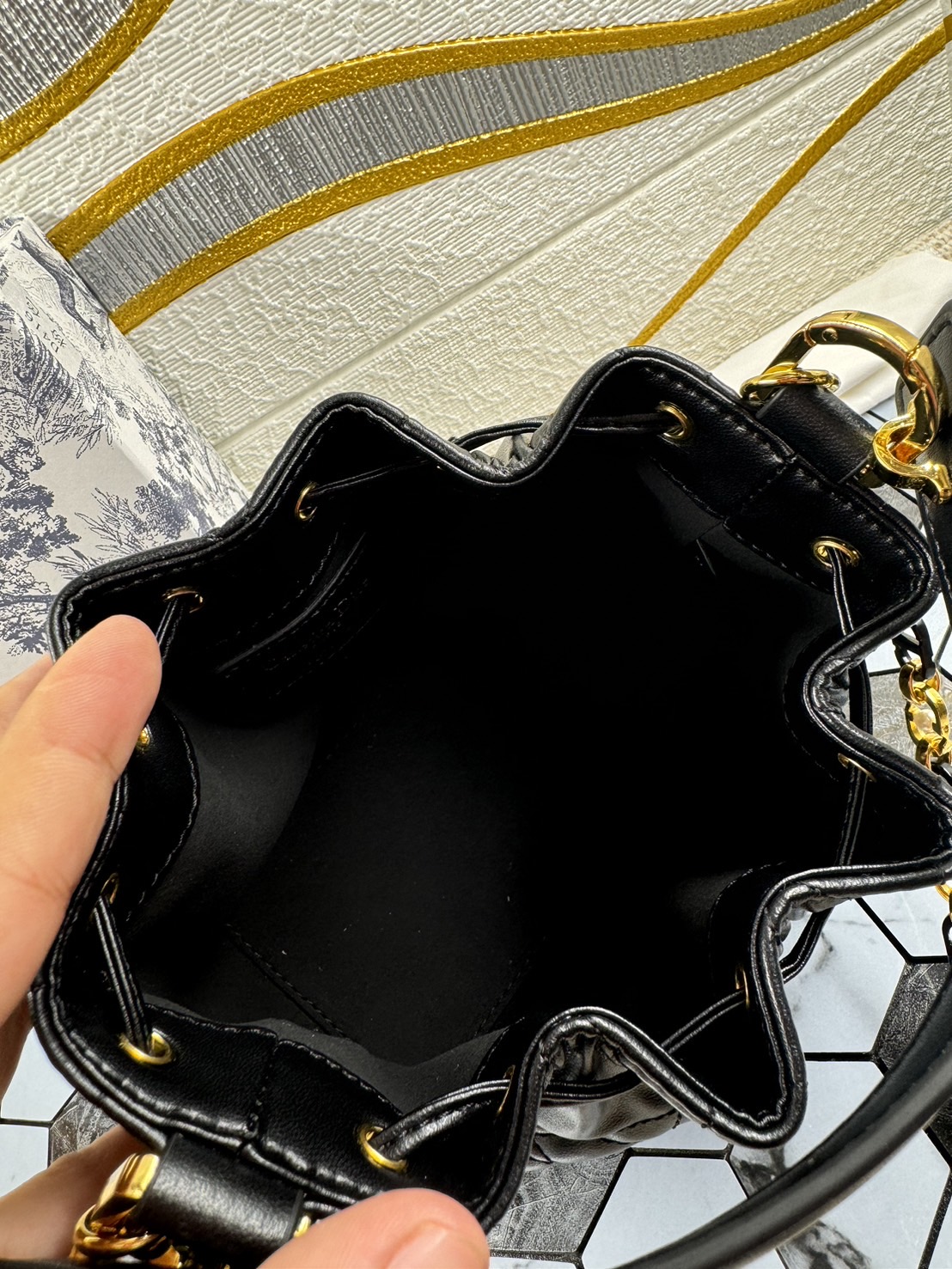 DIOR Small Dior Jolie Bucket Bag กระเป๋าทรงถังรูปทรงทันสมัย สง่างามเหนือกาลเวลา เกรดท็อปออริ สลับแท้ 1:1