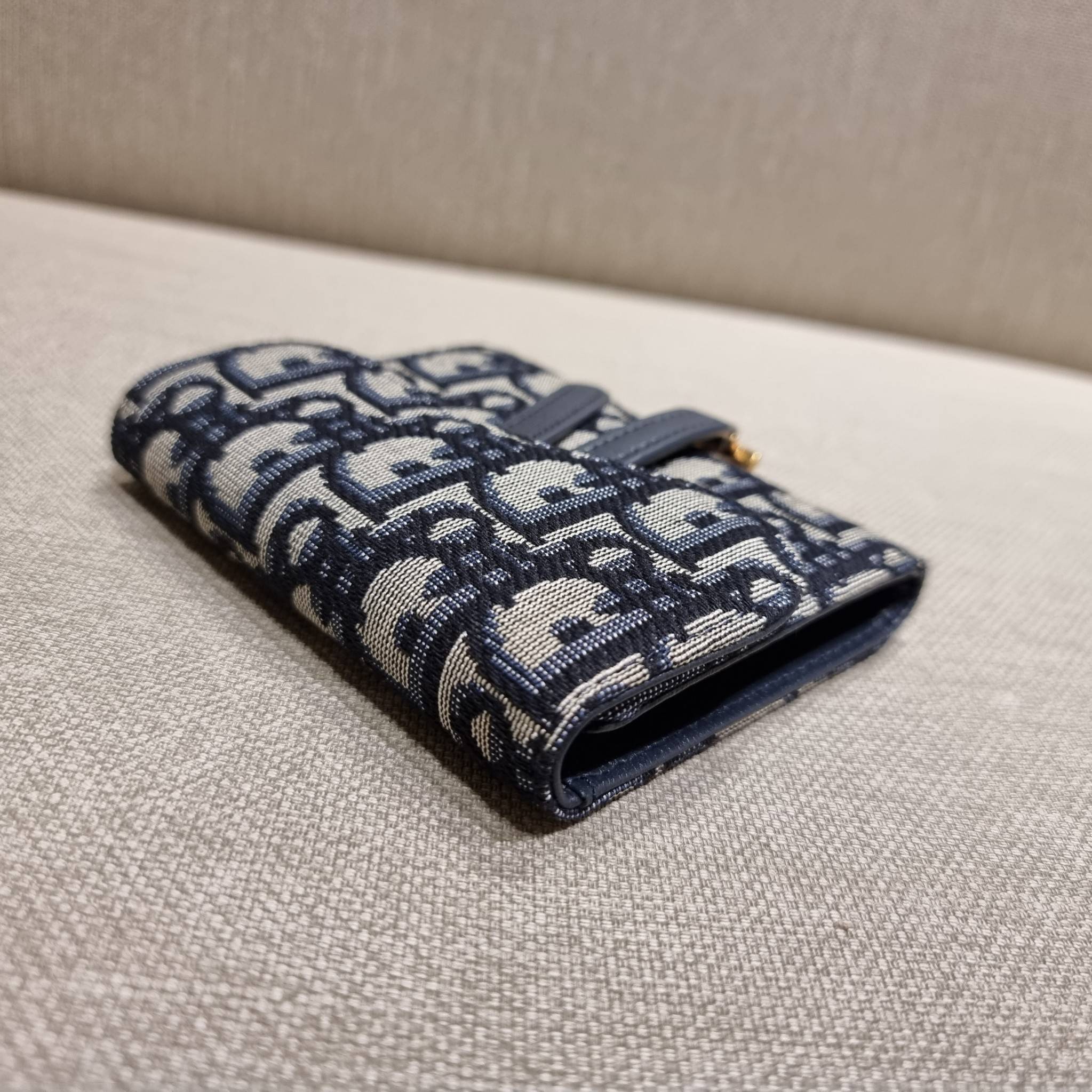 VIP 】CD MULTI WALLET WITH GWP กระเป๋าสตางค์ขนาดเหมาะมือ กะทัดรัดไม่กินพื้นที่ พรีเมี่ยมกิ๊ฟจากเคาน์เตอร์ ดีไซน์แบบพับ ใช้งานง่าย สวยน่ารักน่าใช้ตรงโลโก้ห้อย วัสดุผ้าแคนวาสปักลาย สลับหนังแท้ภายใน ภายในมีช่องใส่บัตร ใส่ธนบัตรได้ สะดวกใช้มากๆ มาพร้อม box set