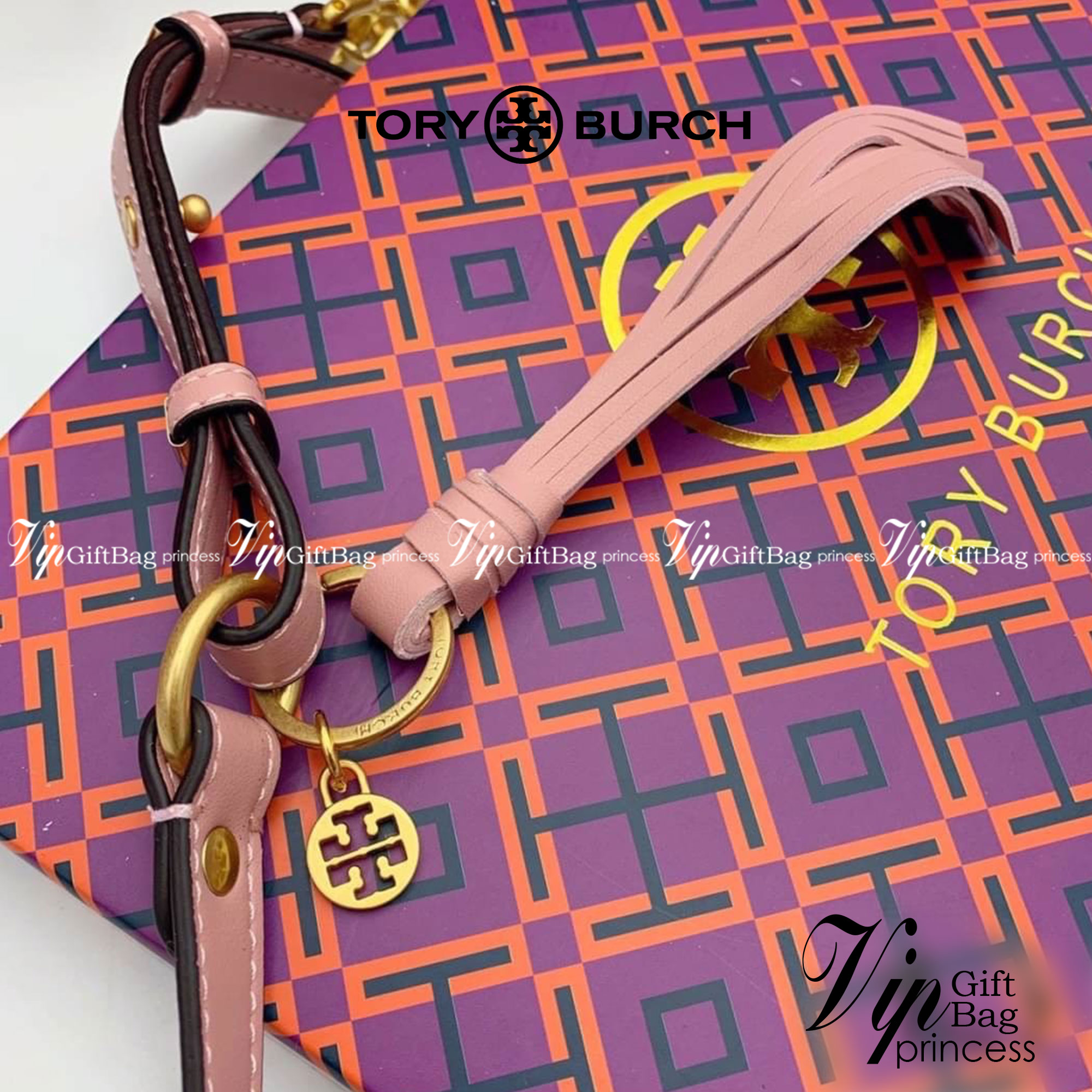 Tory Burch Kira Chevron Small Camera Bag กระเป๋าสะพายทรงกล่อง ซิปบน อะไหล่ทอง สายสะพายยาวแบบครอสบอดี้ งานสวยปั๊มทุกจุดเป๊ะทุกมุม เปิด - ปิดกระเป๋าด้วยซิป ด้านในโล่ง มีช่องซิป 1 ช่อง มาพร้อมสายสะพายยาว ปรับระดับได้ค่ะ