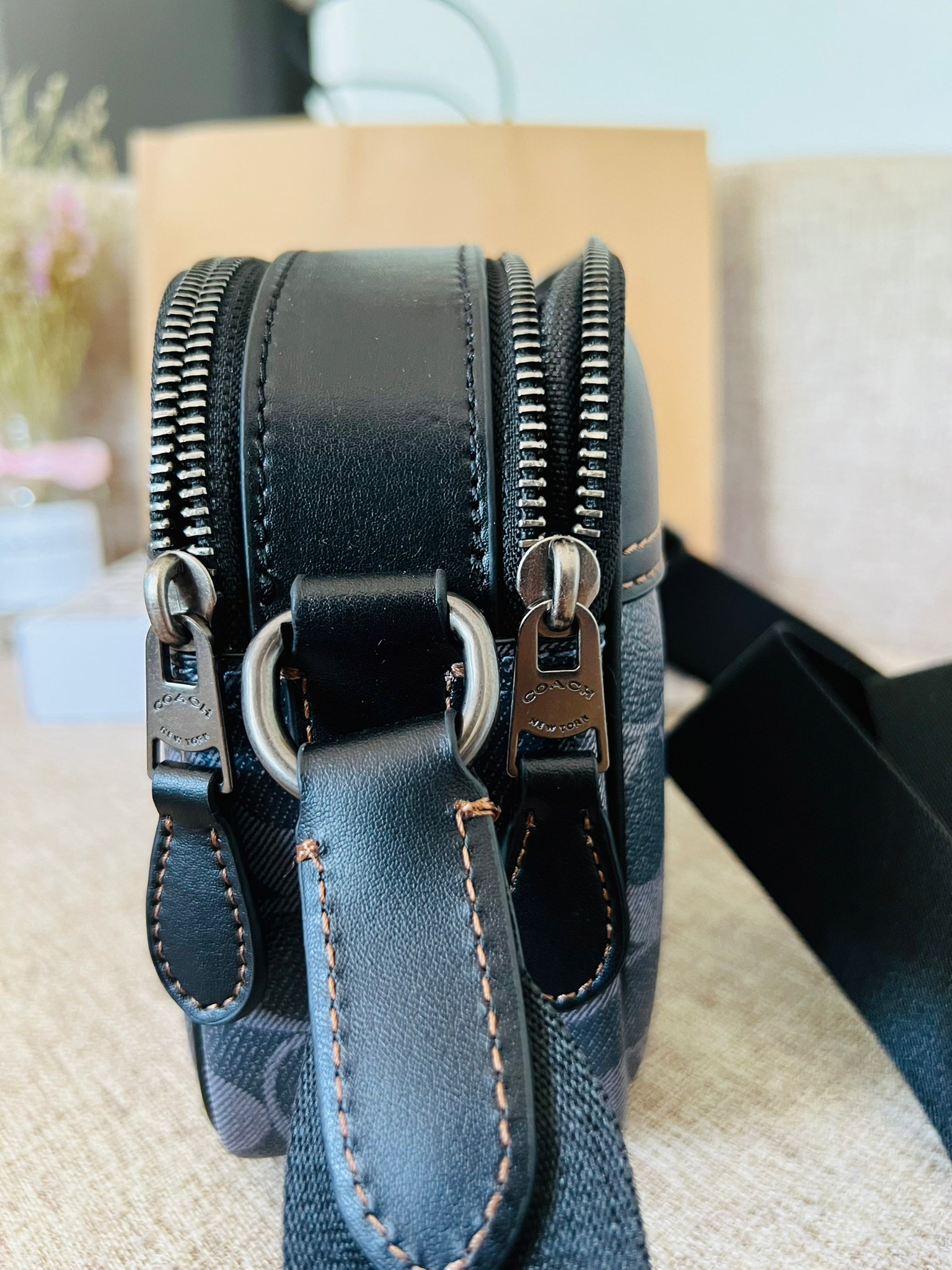 COACH Graham Crossbody In Blocked Signature C9965 กระเป๋าสะพายข้างผู้ชาย กระเป๋าผ้าเคลือบซิกเนเจอร์และหนังอย่างดี ภายในกระเป๋าเอนกประสงค์ ปิดซิปคู่ ซับในผ้า กระเป๋าสลิปด้านนอก สายปรับได้ยาว 25 นิ้ว สำหรับสะพายไหล่หรือสะพายข้าง