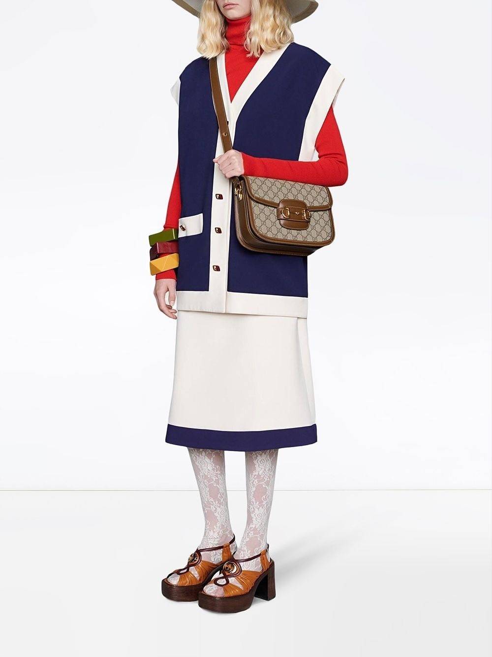 Gucci Horsebit Shoulder Bag กระเป๋าสะพายไหล่ วัสดุผ้าใบ GG Superme ตัดแต่งหนังแท้ สายสะพายไหล่ปรับระดับได้ ด้านในมี 1 ช่องซิป อะไหล่ทองหรูหรา ดาราเซเลปใช้เพียบ ไม่มีเอ๊า เรียบหรูดูแพงสุดๆค่า