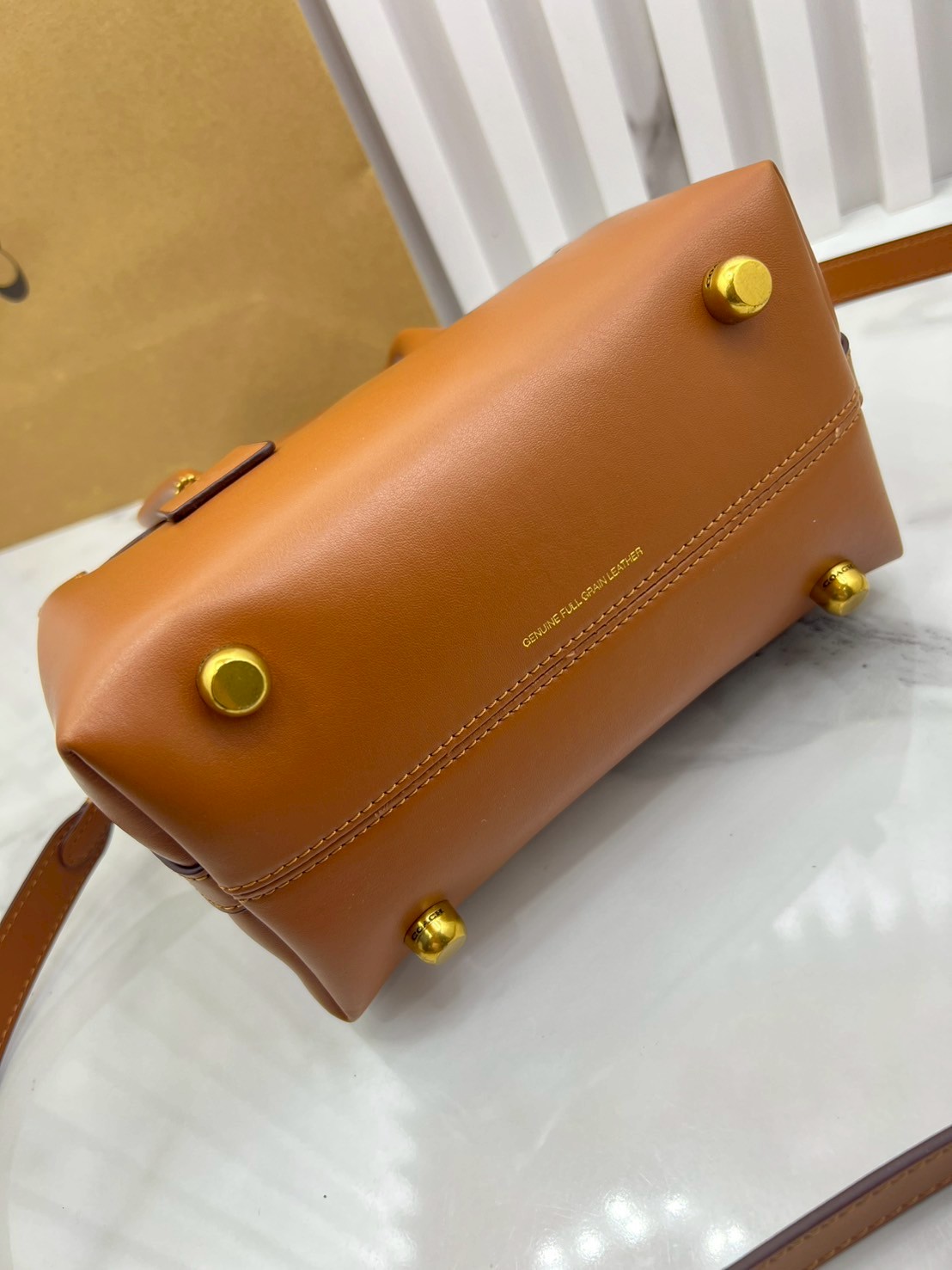 ORI หนังแท้ | Coach Soft Empire Carryall Bag 28 กระเป๋าสะพายทรงโฮโบ รุ่นใหม่ล่าสุด ดีไซน์เรียบง่าย สะพายไปคาเฟ่ ไปเที่ยวถ่ายรูปสวยๆ คือเหมาะสุดๆ หูสะพายยาว พอดีไหล่ ภายในแบ่งสัดส่วนไว้ดี ใบจริงหนังสวยมากๆ