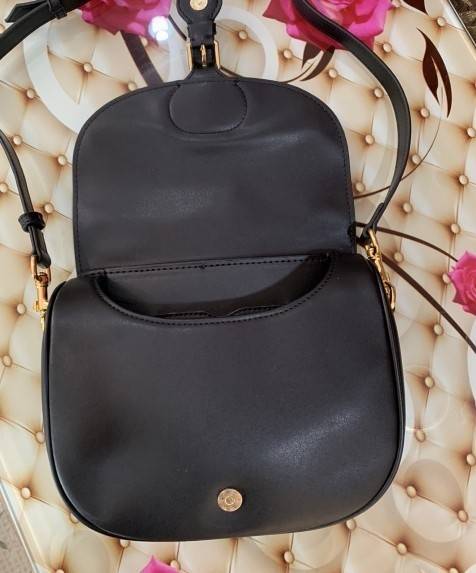 Dior Bobby Bag (GWP) พรีเมี่ยมกิ้ฟ Limited Edition วัสดุหนังแท้ Calfskin อะไหล่ทอง กระเป๋าหรูยอดฮิต ดีไซน์เป็นทรงโค้งเรียบหรูแบบโบฮีเมียนนิดๆ ด้านหน้าประดัลโลโก้ CD เด่นชัด ตอกย้ำความเป็นแบรนด์หรู Christian Dior แมทกับชุดได้ง่าย ใช้ได้ทุกวัน ทั้งสะพายไหล่