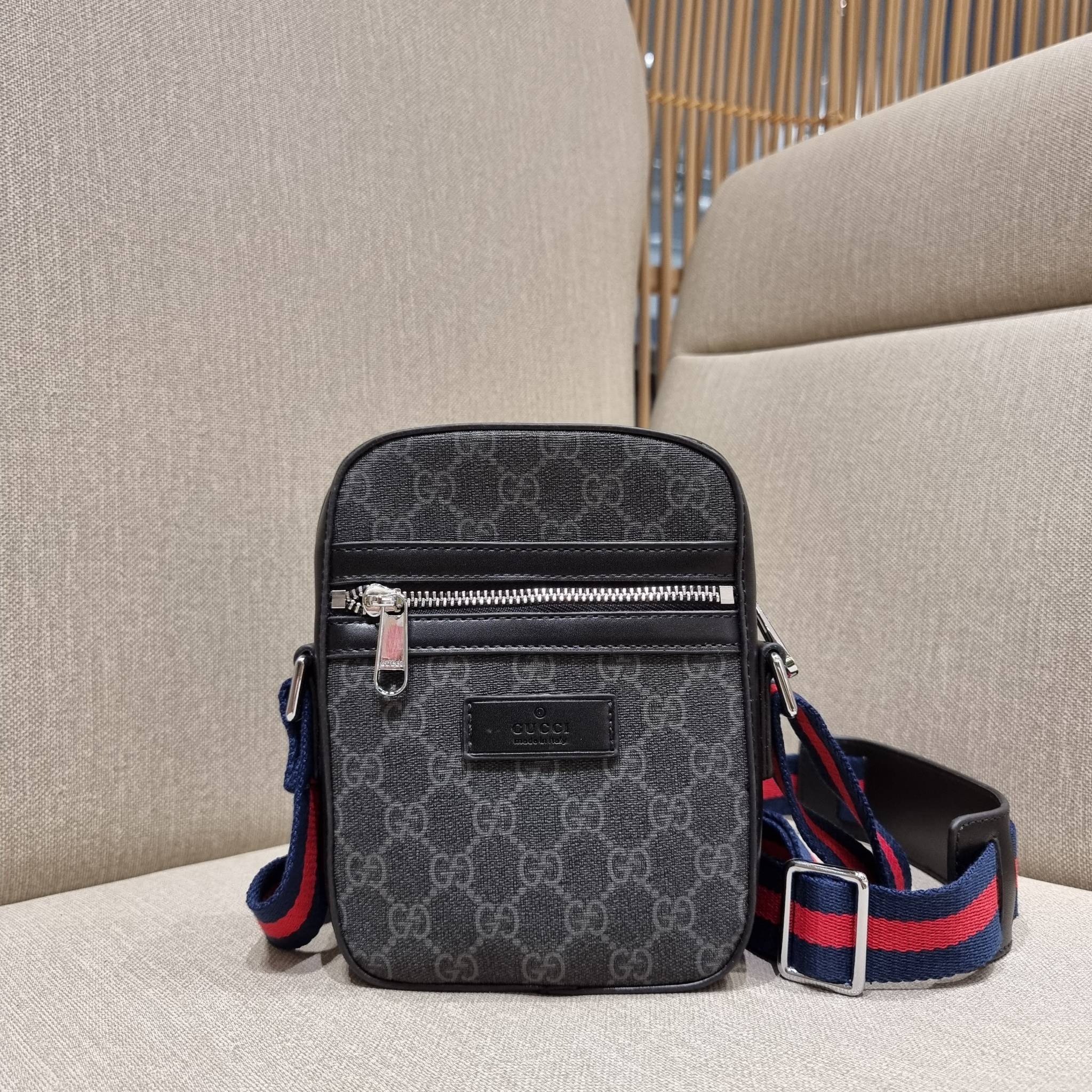 VIP 】GC VIP MINI MESSENGER CROSSBODY BAG กระเป๋าสะพายข้างพรีเมี่ยมลุคสปอร์ต เรียบแต่แอบหรู ไซส์มินิ น่าใช้!! วัสดุหนังแคนวาส ไม่ต้องห่วงเรื่องความทนทาน ✔️ ตกแต่งสายคาดหรู เท่ ดีไซน์สีตามสัญลักษณ์แบรนด์ เข้ากันมากๆ!! เปิด-ปิดด้วยซิป ด้านหน้ามีช่องซิ