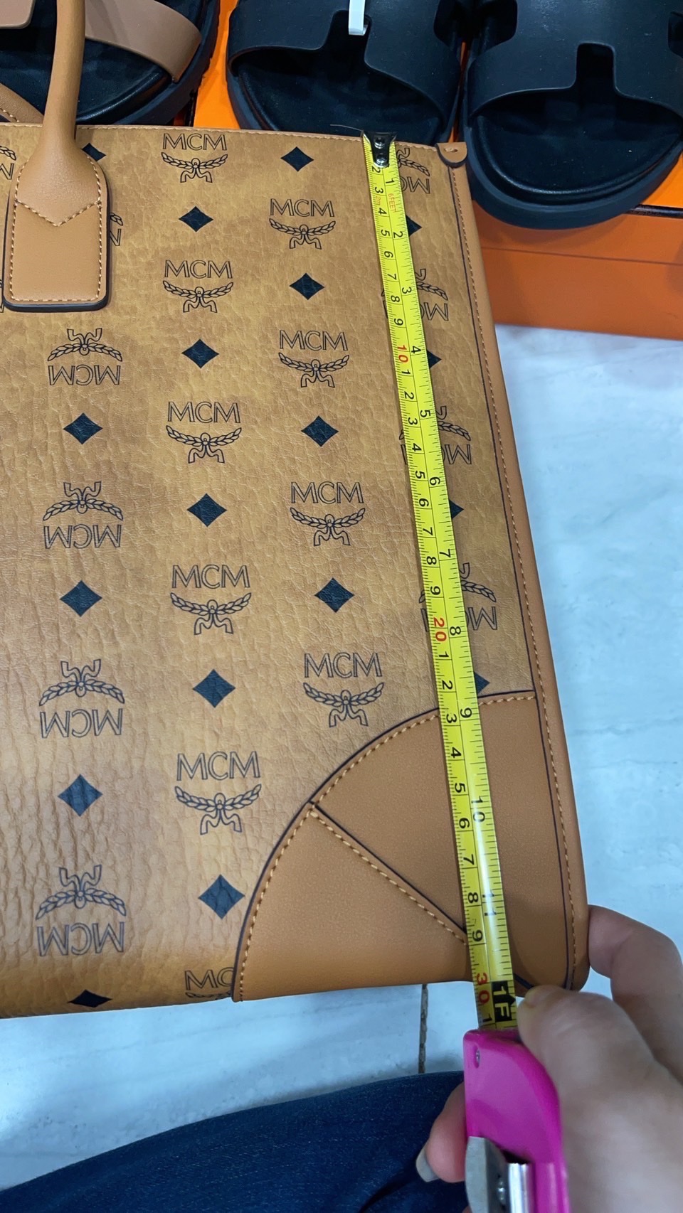 M.C.M München Tote in Visetos and nappa leather / M.C.M Extra-large tote bag 43cm กระเป๋าโท้ทใบใหญ่ จุๆ ไปเลย ใส่ของได้เยอะมาก พร้อมกระเป๋าใบเล็ก รูปทรงสวย ถือไปทำงาน สะพายไปเที่ยวได้สวยๆเลยค่ะ