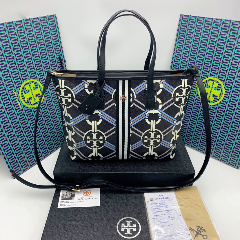 Tory burch Gemini Link Canvas Top Zip Tote Bag สำหรับ Collection นี้คาดว่าน่าจะเป็นรุ่นที่สะดุดตาใครหลายคนอย่างแน่นอน เพราะ "Gemini Link" หรือ "เจมิไน ลิงค์” จุดเด่นคือลวดลายโซ่อันเรียบหรูที่สามารถสะกดทุกสายตา ใครได้เห็นก็ต้องรู้เลยว่าเป็นแ