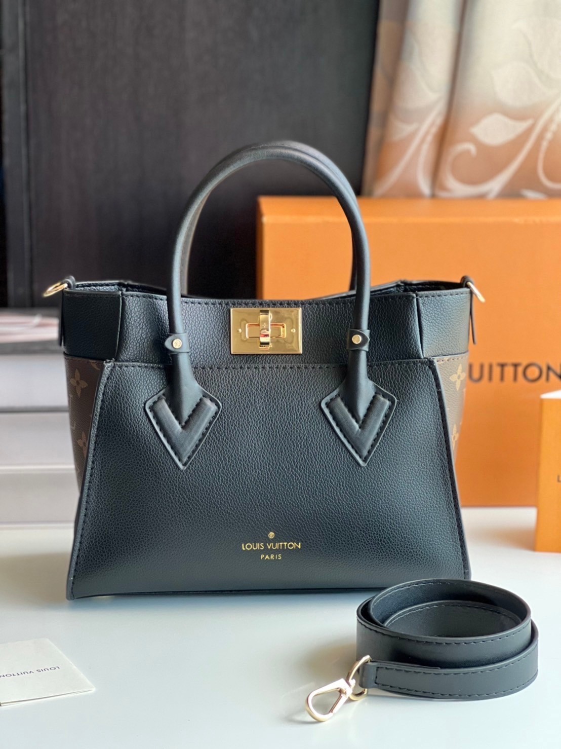 หนังแท้ LV On My Side PM กระเป๋าโท้ทขนาดกะทัดรัดที่ผลิตจากหนังลูกวัวเนื้อนุ่ม เกรดออริจินอล ภาพสินค้าถ่ายจากงานขายจริง ใช้งานต่างประเทศได้