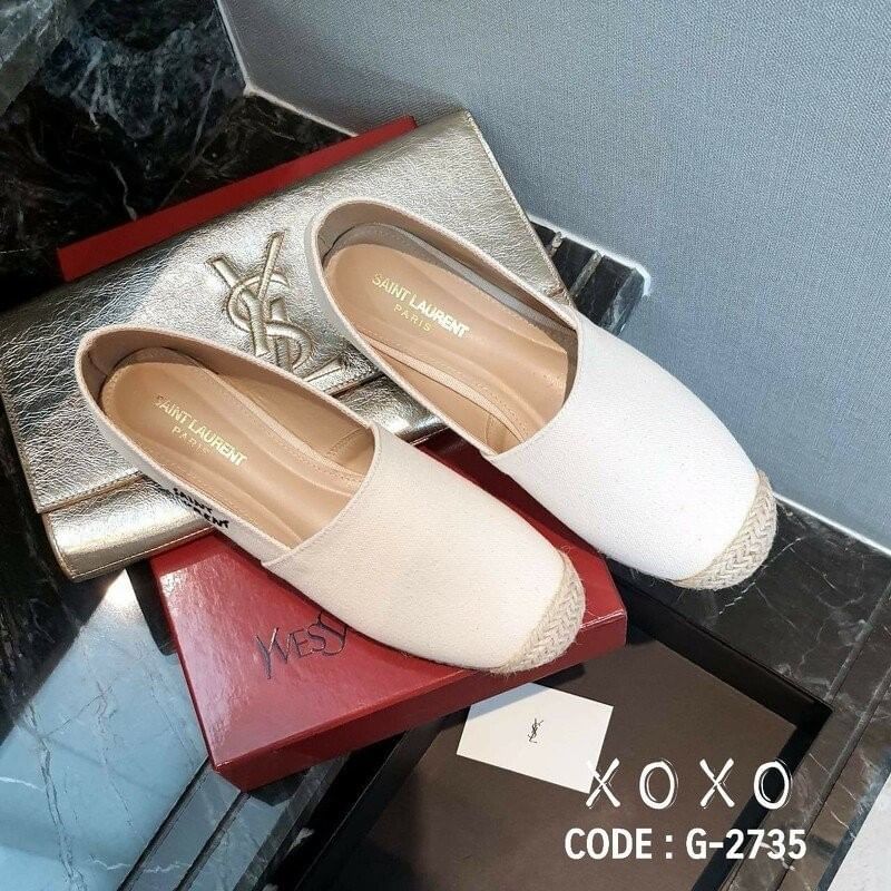 Saint Laurent คัชชู ผ้าแคนวาส สไตล์เทย์ แต่มีดีเทลความแพงโดยแบรนด์ ปักด้านข้าง สวยเทย์มาก โดนใจแอดมินที่สุด รอบๆที่พื้นว่างเชือกฟางปอโดยรอบ