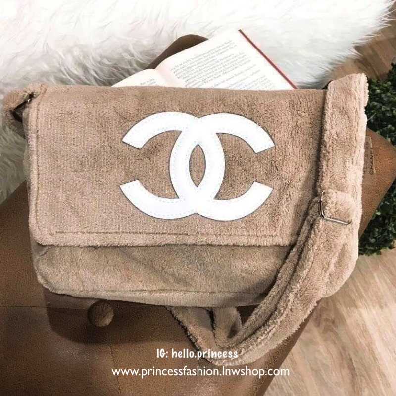 MUST HAVE! Chanel Beaute Crossbody Bag กระเป๋าถือหรือสะพายพรีเมี่ยมของเเท้จาก Chanel Cosmetic Counter VIP Gift รุ่นแนะนำวัสดุขนวูฟสีดำหนานุ่มตัดโลโก้แบรนด์หนังแก้วสวยโดดเด่น น้ำหนักเบา เปิดปิดด้วยฝาปิดกระดุมแม่เหล็ก ใบใหญ่กำลังดีใส่ ipad กระเป๋าสตางค์ใบยา