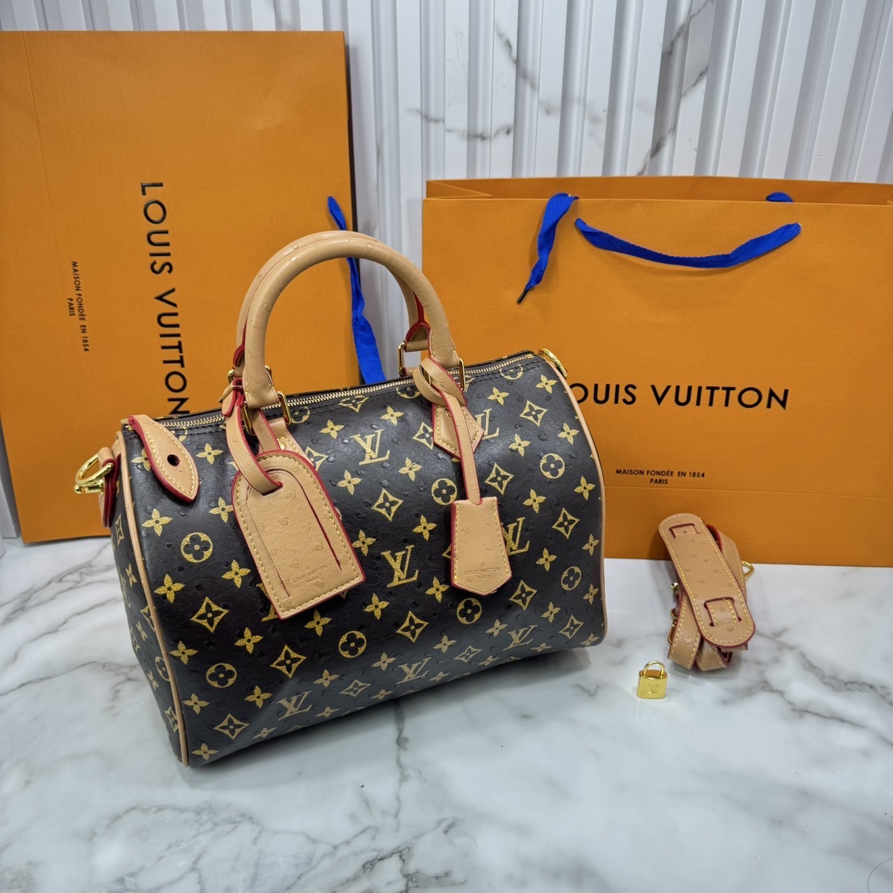 ORI หนังแท้ | LV Speedy P9 Bandoulière 30 Bag กระเป๋าสะพายทรงหมอนสปีดี้ใบใหญ่ คอลใหม่ล่าสุดหรูหราโดดเด่น แต่งลายนูนเพิ่มเท็กเจอร์เต็มใบ รูปทรงใช้งานง่ายสวยตลอดกาล