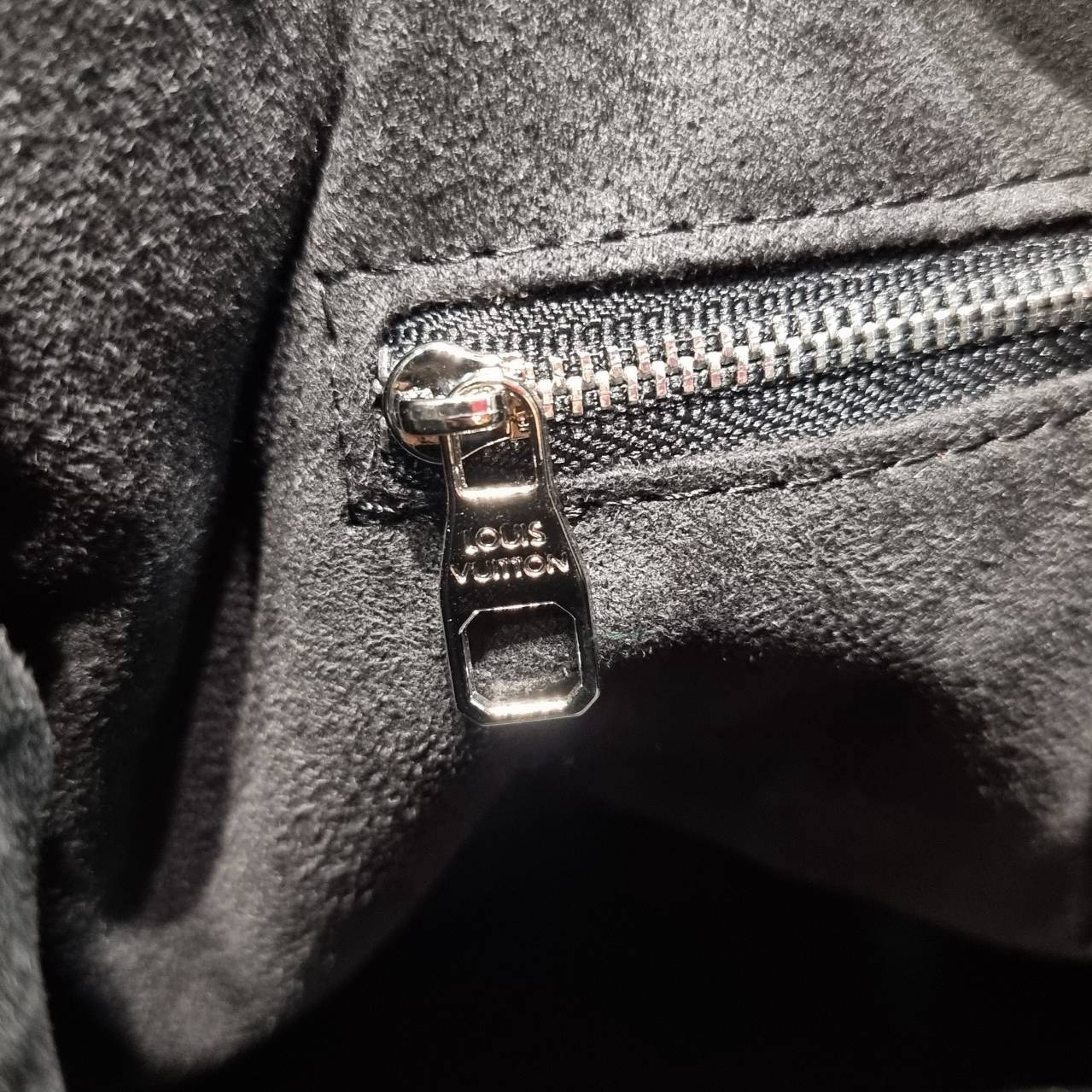 LV CARRYALL CARGO VIBE ใหม่ล่าสุด กระแสกระเป๋าไวบ์คาร์โก้มาแรงสุดๆ ดีไซน์สีดำคลาสสิค มีดีเทลลูกเล่นแซมลวดลายกิมมิค ทำให้กระเป๋าดูโก้และดูติดแกลมมาก เหมาะใช้ได้ทุกวัน