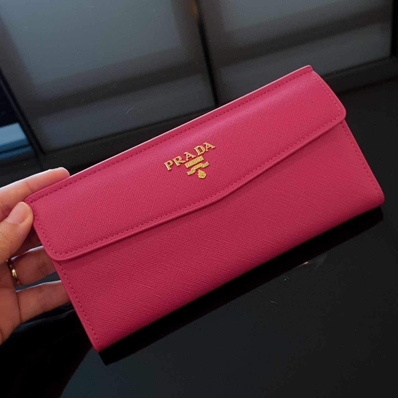 PRADA LONG WALLET กระเป๋าสตางค์รับทรัพย์ ทรงหรู จากแบรนด์ PRADA ลายหนัง SAFFIANO มีช่องใส่บัตร ถึง 12 ช่อง และช่องซิปใส่ของจุกจิกได้ น้ำหนักเบา จับถนัดมือ ขนาดกำลังดีคะ ถือแล้วดูดี อะไหล่ทองสุดหรู ใช้แล้วสวยแน่นอนค้า