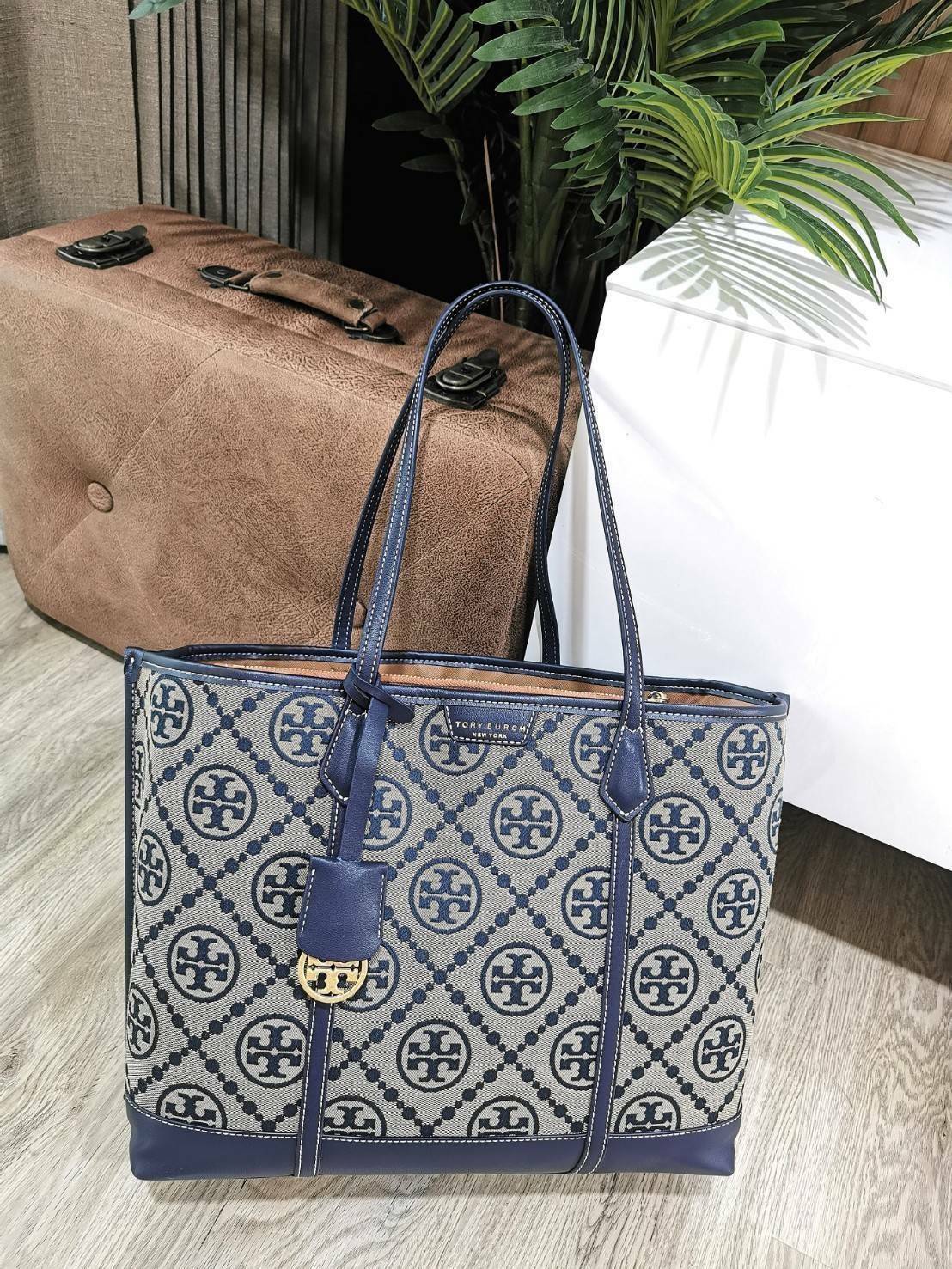 OUTLET 】TORY BURCH FACTORY MONOGRAM JACQUARD LARGE TOTE BAG (L) กระเป๋าถือหรือสะพายดีไซน์ยอดนิยมจาก TORY BURCH FACTORY OUTLET วัสดุ Woven Jacquard & Leather ทอลาย Jacquard Singnature แบรนด์รอบใบปราณีตสวยอยู่ทรงเป็นเอกลักษณ์ ใบใหญ่กำลังดี กว้างและจุได้เยอะ