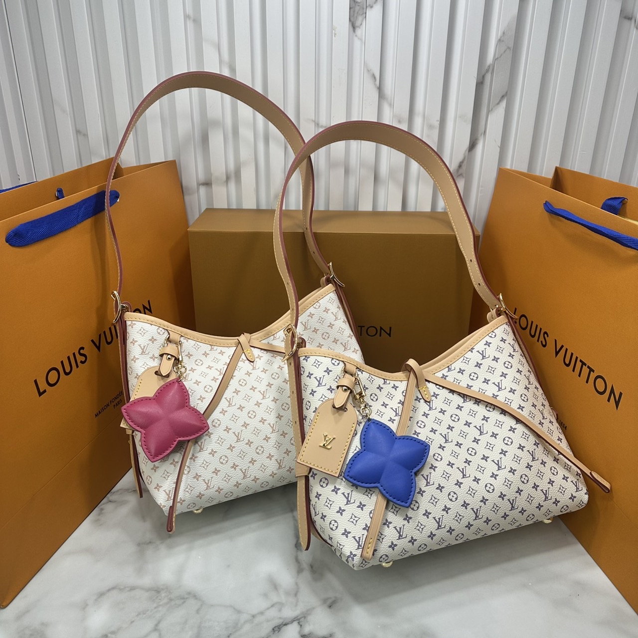 ORI หนังแท้ | LV CarryAll PM bag กระเป๋าสะพายทรงโท้ทแครี่ออล Monogram แคนวาสแต่งขอบหนังผสานเสน่ห์สวยงามเข้ากับดีไซน์ที่รับกับสรีระให้คุณพกพาไปได้ทุกที่ ด้านในออกแบบมาอย่างชาญฉลาด มาพร้อมใบเล็กเข้าเซ็ท