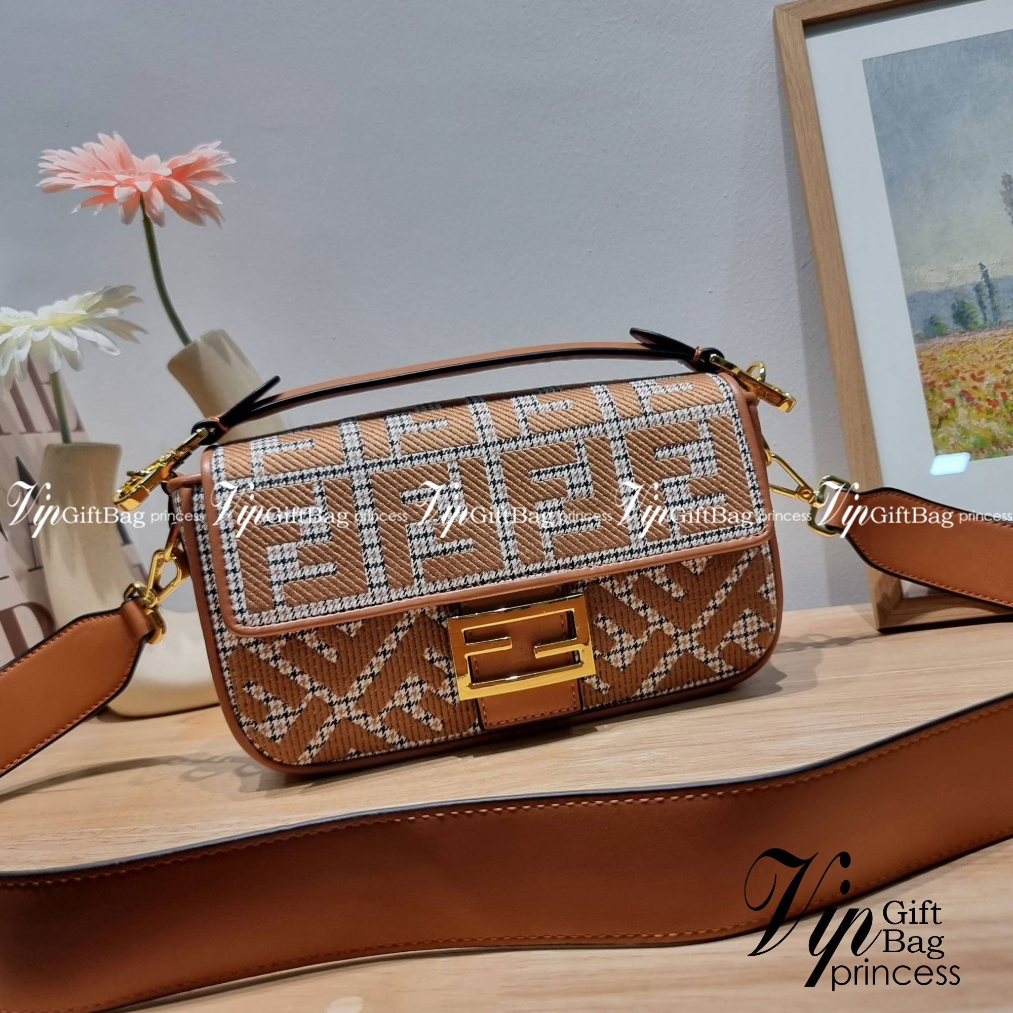 FENDI BAGUETTE MONOGRAM PRINT SHOULDER BAG / FENDI Baguette Brown houndstooth wool bag with FF embroidery อีกหนึ่งรุ่นใหม่ ปังไม่ไหวจ้าแม่!! กระเป๋าสะพายทรงแบคเกตต์ ดีไซน์ลวดลายรอบใบ มี texture โดดเด่นน่าใช้ ดูหรูและคลาสสิค