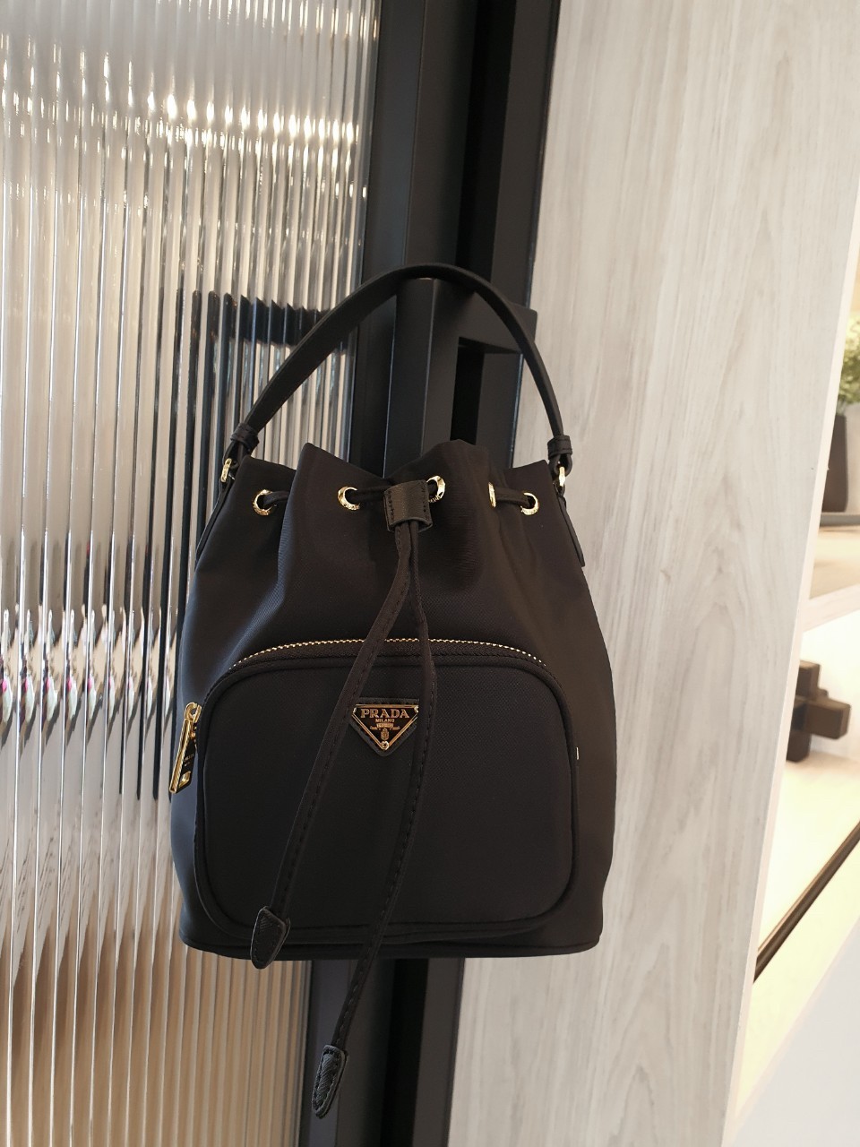 Prada Nylon Bucket Bag Black ใครๆก็หลงรัก **ทรงขนมจีบน่ารัก 🐰 กระเป๋าผ้า PRADA NYLON SILK เนื้อหนา ตัวกระเป๋าอยู่ทรงสวย ซับในอย่างดี จุดเด่นคือ กระเป๋าสามารถ จุของได้เยอะมาก น้ำหนักเบา