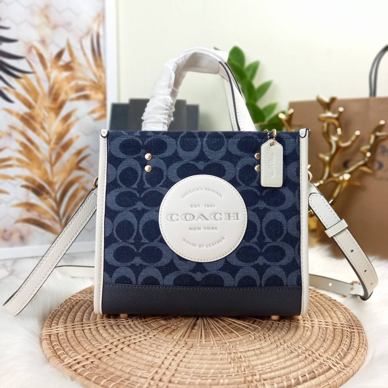 OUTLET 】COACH DEMPSEY TOTE 22 IN SIGNATURE JACQUARD WITH COACH PATCH (C5638) ฮิตมาก พลาดไม่ได้เชียว 🤩ตอกย้ำความแรง กับทรงTOTE ยอดฮิต เวลานี้ ยกให้เลย//กระเป๋าถือ หรือสะพาย มีสายยาว ถอดและ //วัสดุ jacquard ทอลาย signature เก็บดีเทลหนังแท้ ใบนี้สวยค