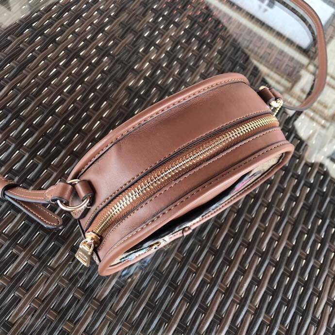 COACH KEITH HARING CANTEEN CROSSBODY IN SIGNATURE CANVAS WITH PATCHES F48730 กระเป๋าทรงกลมสุดเก๋ ไม่เหมือนใคร ตกแต่งลายให้มรความน่ารัก โดดเด่นขึ้นมา สะพายไปไหนก็สวยไม่เหมือนใคร ภายในกว้าง ใส่ของได้เยอะ กระเป๋าเปิดปิดด้วยซิป ใครย้งไม่มี รีบจับ รีบจองกันเลย