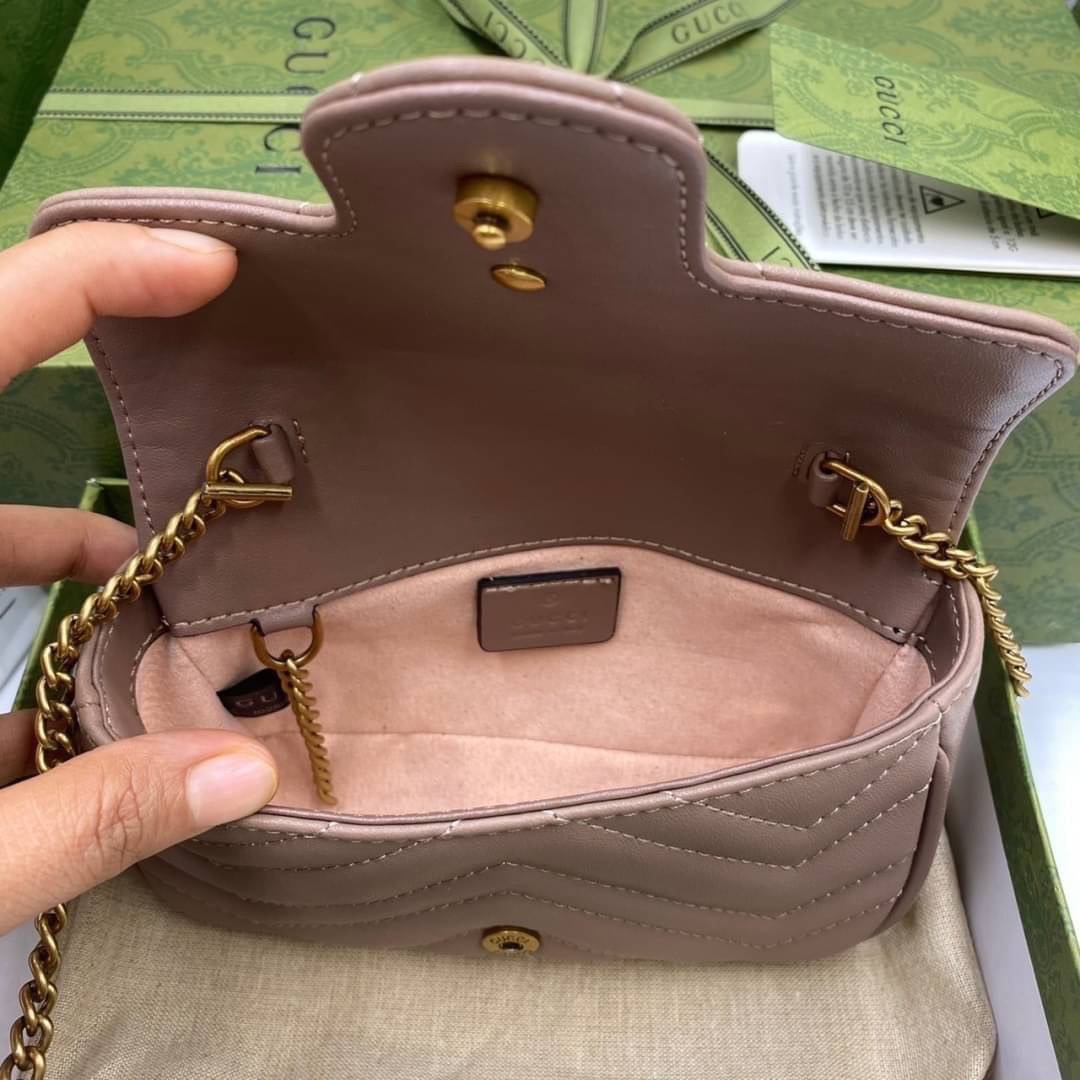 หนังแท้ GUCCI GG Marmont Super Mini กระเป๋าสะพายข้างใบเล็ก น้องมินิ น่ารั๊กมุ้งมิ้ง วัสดุหนังแท้เชฟรอน สายสะพายแบบโซ่ อะไหล่ทองหรูหรา ด้านหน้าประดับโลโก้แบรนด์หรู ทนทาน แข็งแรง น้ำหนักเบา น่ารักมุ้งมิ้ง ไม่ควรพลาดเลยค่า ภาพสินค้าถ่ายจากงานขายจริง ใช้งานต่