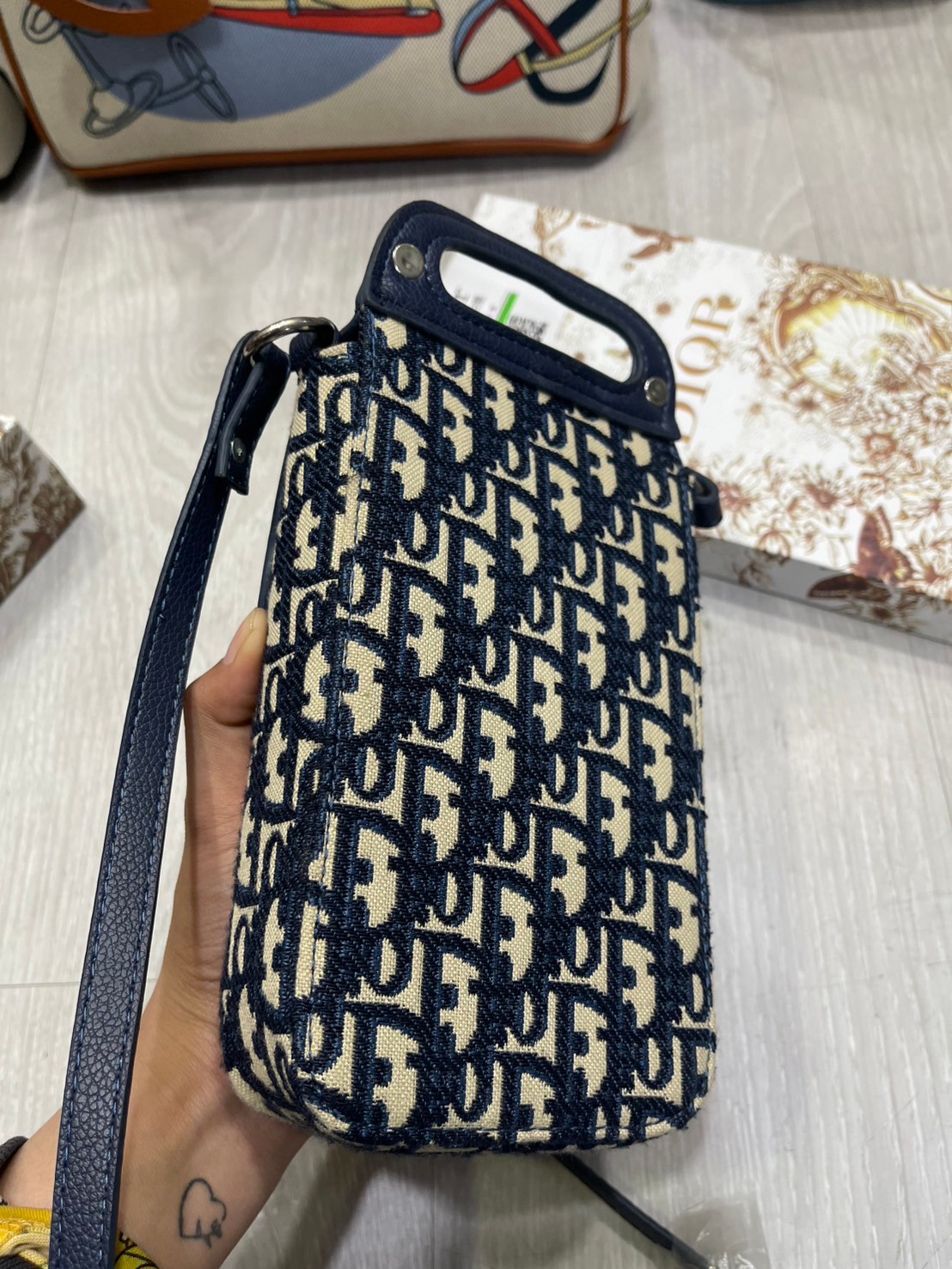 DIOR Phone Bag / DIOR Saddle Vertical Pouch With Strap Oblique Jacquard กระเป๋าสะพายใส่โทรศัพท์แฝงความหรูตามเอกลักษณ์แบรนด์ ได้ใจหนุ่มๆไปเลยใบนี้!! หลงรักตั้งแต่แรกเห็นมีอยู่จริง!! สะพายข้างคูลๆ พกพาไปไหนๆได้สะดวก คล่องตัวกว่าเดิม