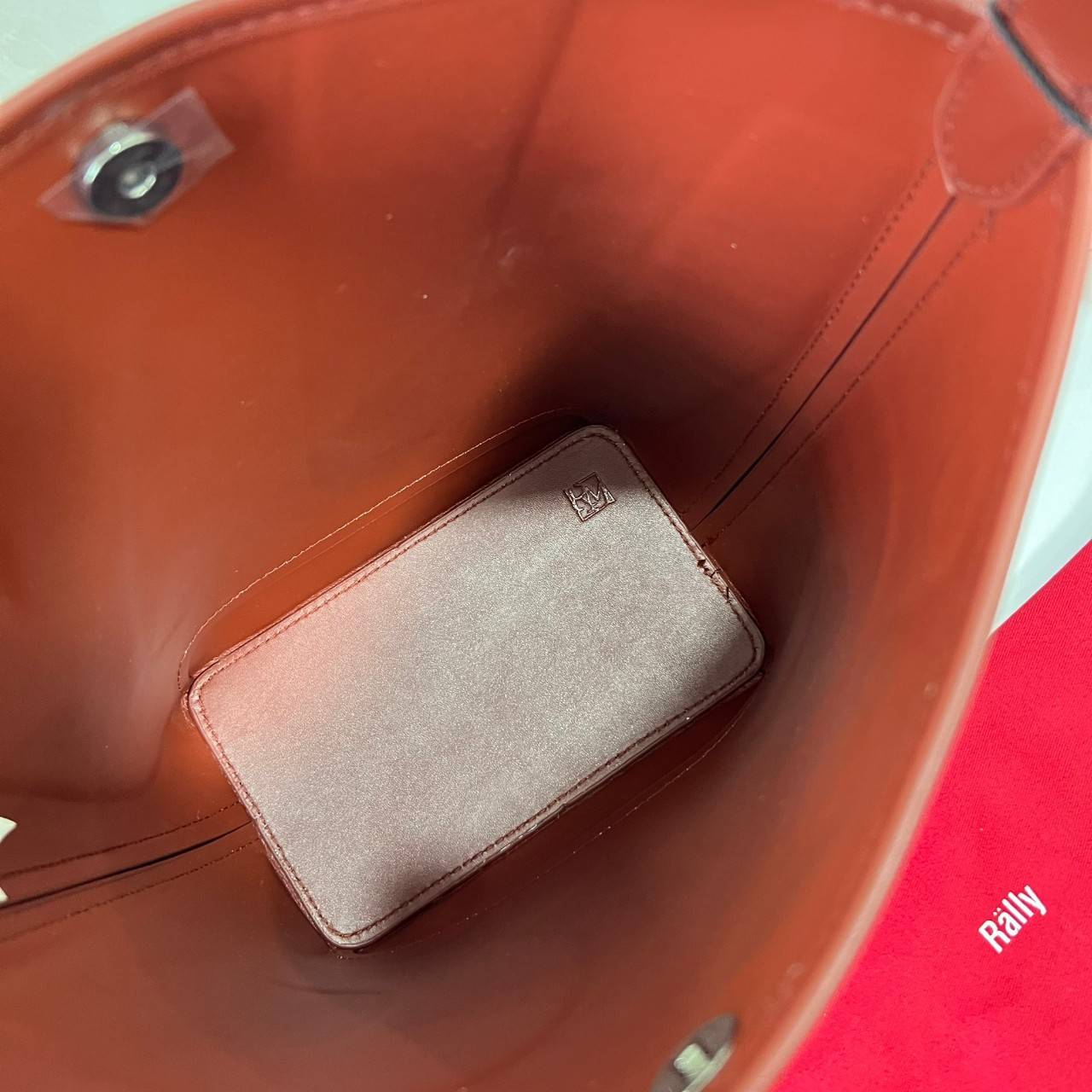 Rally The Bag Whisper กระเป๋าทรงบัคเก็ตงานหนังรุ่นใหม่ ฮอทติดลมบน มาแรงสะพายกันทั่วบ้านทั่วเมือง สายแบกสายขนห้ามพลาดจุของได้เยอะ รุ่นหนังผิวสัมผัสนิ่มมือ ทนทานและจุสิ่งของได้ครบครัน โดดเด่นด้วยโลโก้ตัวนูน