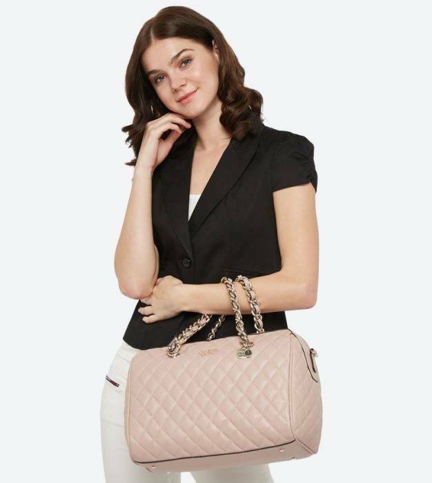 GUESS WOMEN’S BOWLING BAG กระเป๋าสะพายทรง Bowling รุ่นใหม่ล่าสุดจาก GUESS FACTORY หนังนิ่มลายตารางสวยอยู่ทรงใบใหญ่กำลังดี ด้านหน้าประดับโลโก้หูหิ้วโซ่ร้อยหนังสะพายไหล่ได้เเข็งแรงรับน้ำหนักได้เยอะ เปิดปิดด้วยซิปสะดวกใช้ มีหมุดรองฐานกันรอย ภายในมีช่องซิปและ