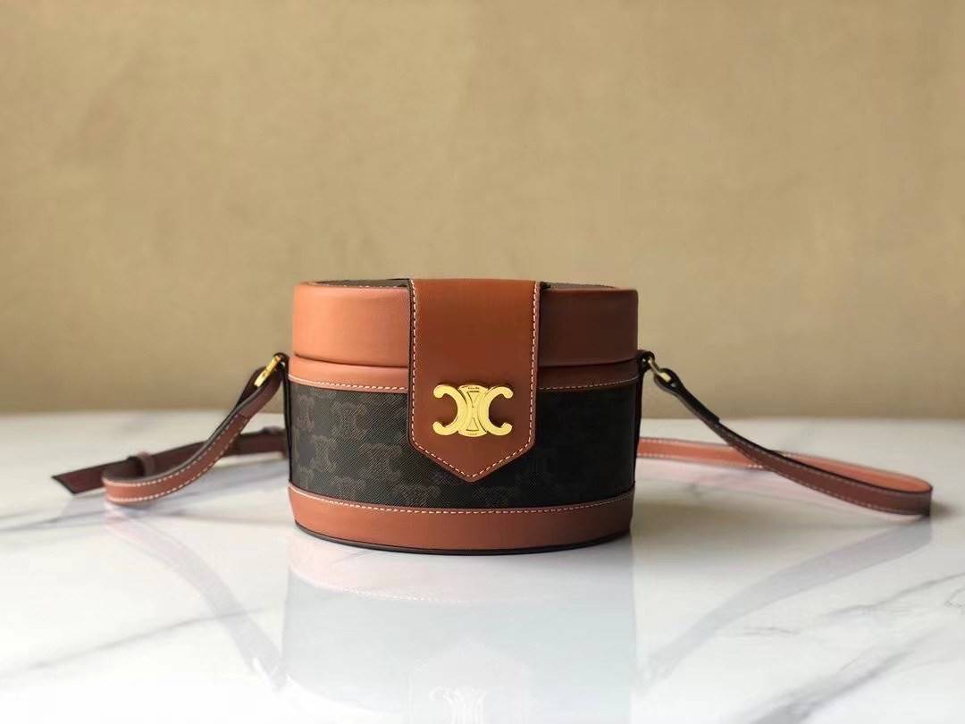 CELINE MEDIUM TAMBOUR IN SMOOTH CALFSKIN BAG กระเป๋าทรงกลมสวยหรูอยู่ทรงเปิดปิดด้วยฝาปิดกระดุมโลโก้แบรนด์ ภายในโล่ง