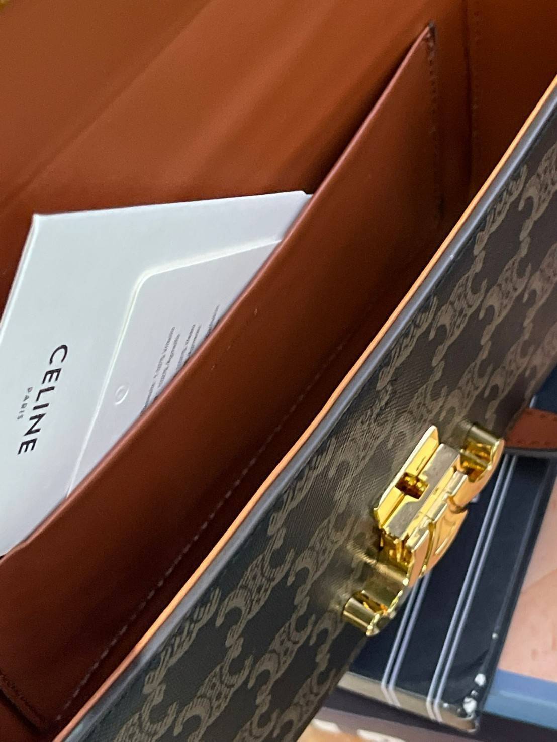 VIP 】CELINE TRIOMPHE SHOULDER BAG IN TRIOMPHE อีกหนึ่งผลงานการออกแบบของ Hedi Slimane ที่ได้ดึงเอาเอกลักษณ์ต่าง ๆ ของ CELINE ออกมาและทำการตีความหมายใหม่จนได้กระเป๋าเรียบหรูและดูทันสมัย ให้คุณเลือกสะพายในชีวิตประจำวันเข้ากับการแต่งตัวสบาย ๆ หรือจะสะพายออกงา