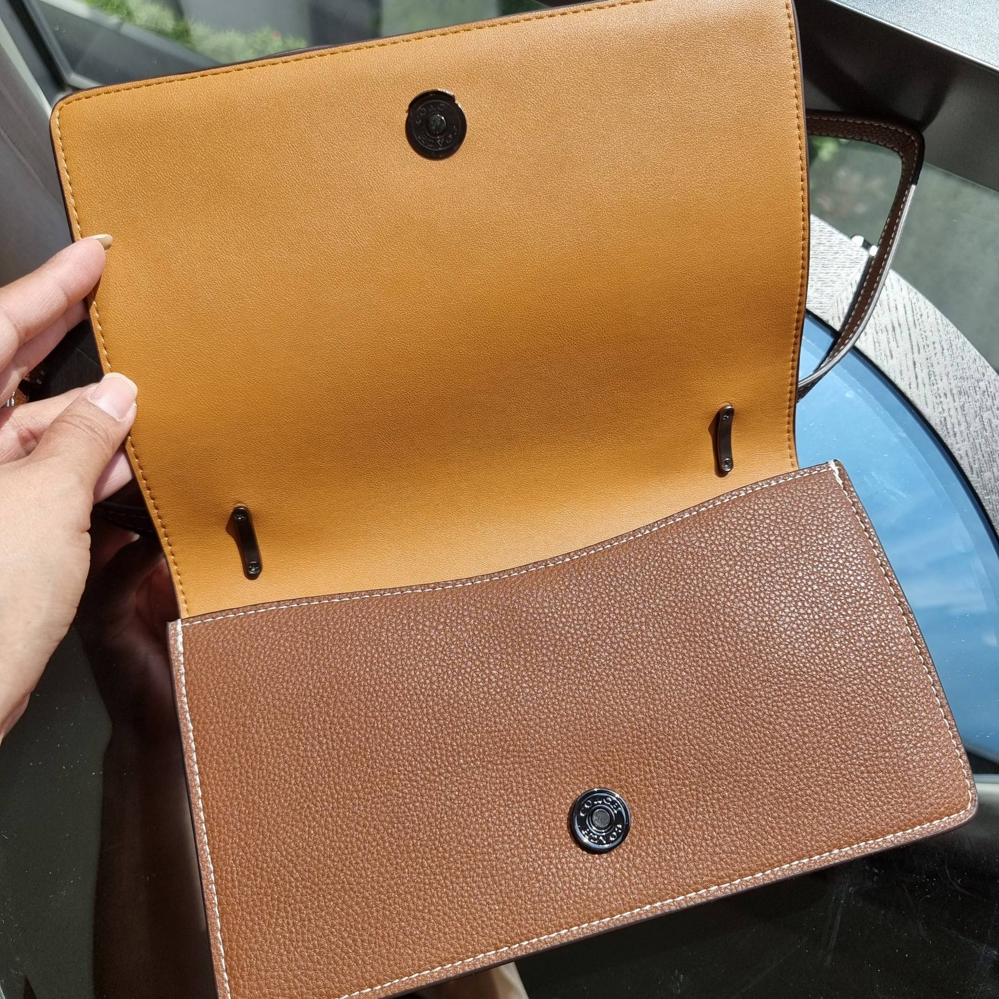 OUTLET 】COACH 88343 CAMILLE CROSSBODY WITH HORSE AND CARRIAGE PRINT AND ARCHIVE PATCH คอลเลคชั่นหายาก ที่สาวๆตั้งตารอ!! ด้วยดีไซน์ลุคผู้ดี ตกแต่งลวดลายออกมาดูโดดเด่น กับกระเป๋าสะพายที่ปรับใช้ได้หลายหลายสไตล์ สะพายไหล่สายคู่ สะพายข้างสายเดี่ยว หรือจะเอาสาย