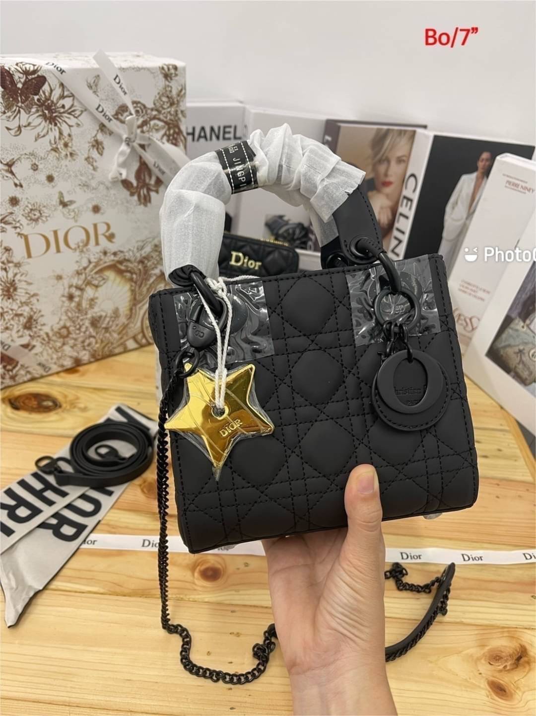 DIOR SET BAG / DIOR CD LADY BAG / CD LIMITED EDITION GIFT BOX WITH GOLD STAR BOUTIQUE SET พร้อมเสิร์ฟครบชุด น่ารักมากค่ะ ดีไซน์เรียบง่าย แต่แฝงไปด้วยความหรูหรา ทรงกล่องคลาสสิค