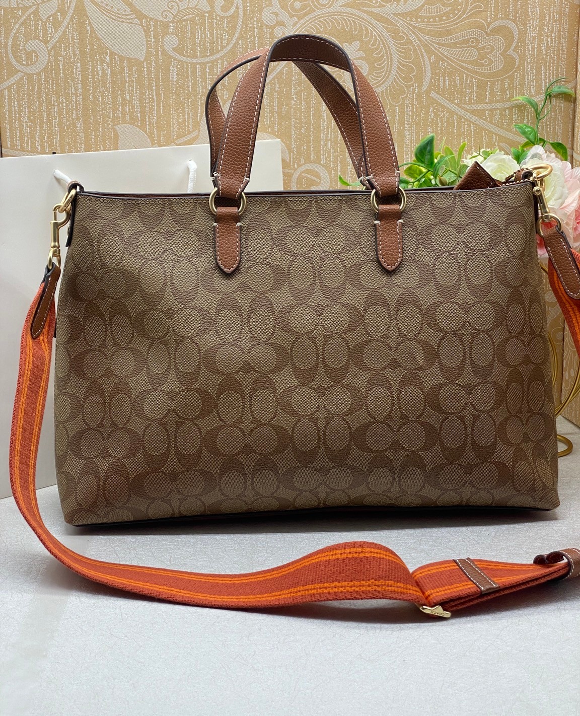 Coach Logan Carryall In Signature Canvas / COACH Tote In Signature Canvas Bag กระเป๋าทรงโท้ท พร้อมสายผ้าสปอร์ต ภายในโล่งกว้าง มีหูจับในตัวและสายครอสบอดี้ ปรับระดับได้ รับไอเท็มนี้ไปใช้ยังไงก็ไม่มีวันเบื่อจ้า เอาอยู่ทุกลุค ทุกวัน!!