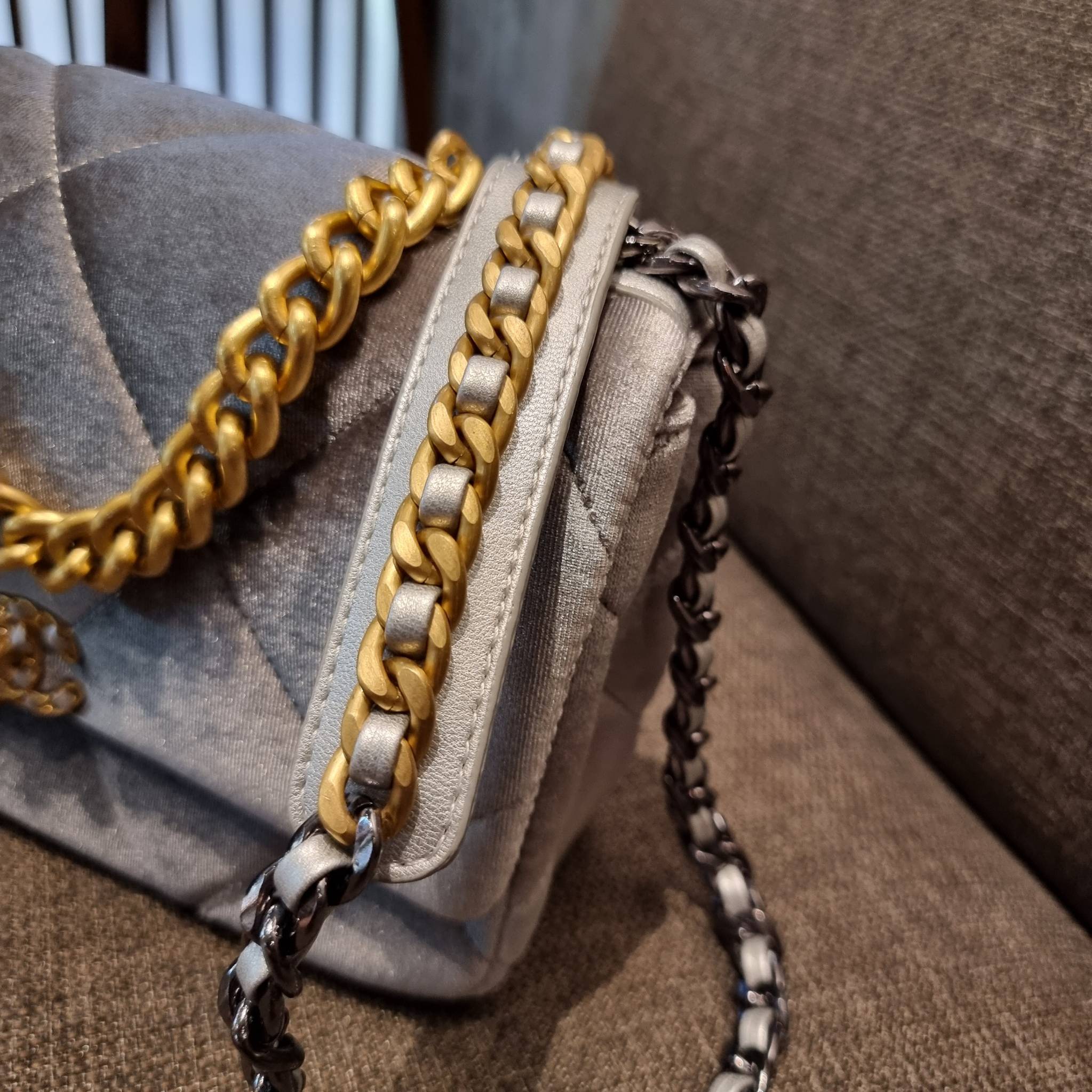 ไม่มองไม่เหลียวไม่ได้แล้ว!! ความหรูที่โดดเด่นจากผ้ากำมะหยี่ สร้างดีเทลผู้ดี ลูกคุณมากๆ Chanel vip boutique กระเป๋าสะพายจาก duty free ในราคาสุดประหยัด!! ดีไซน์เลิศ ตกแต่งด้วยโซ่ทูโทน ลงตัวแบบไม่มีที่ติ เปิด-ปิดด้วยตัวบิดล็อค ภายในโล่งกว้าง ใส่กระเป๋าสตางค์