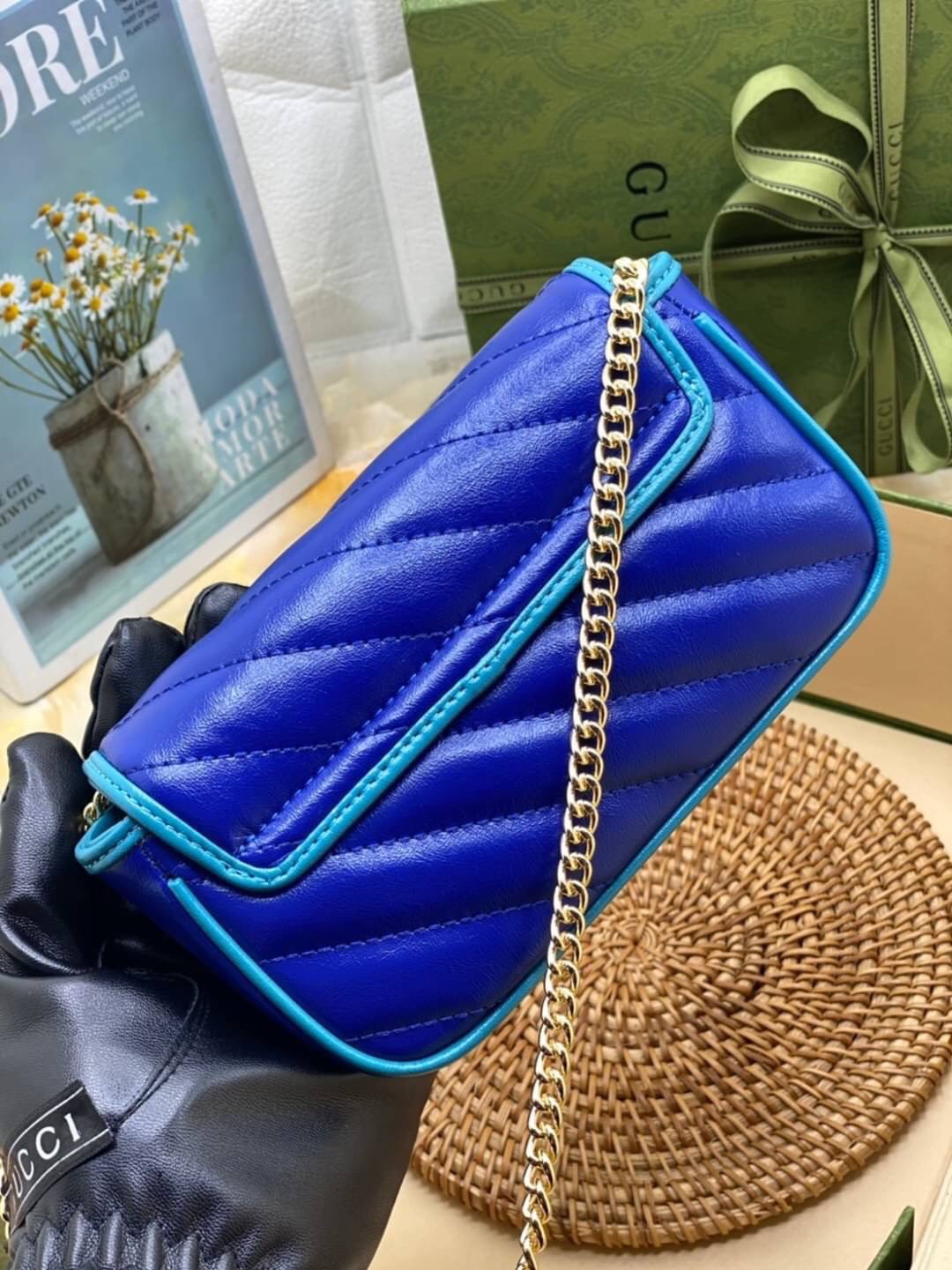 หนังแท้ VIP GIFT 】GUCCI GG Marmont super bag [mini & small] กระเป๋าสะพายข้าง โทนสีสดใสเล่นสีทูโทนตัดกันอย่างลงตัว เฟี๊ยดมากค่ะ ไซส์กะทัดรัด พกพาง่าย น้ำหนักเบา ดีไซน์สวย ภายในโล่งกว้าง มาพร้อมสายสะพายโซ่อะไหล่ทองในตัว ปรับใช้ได้ทั้งแบบสะพายเดี่ยว และสะพาย