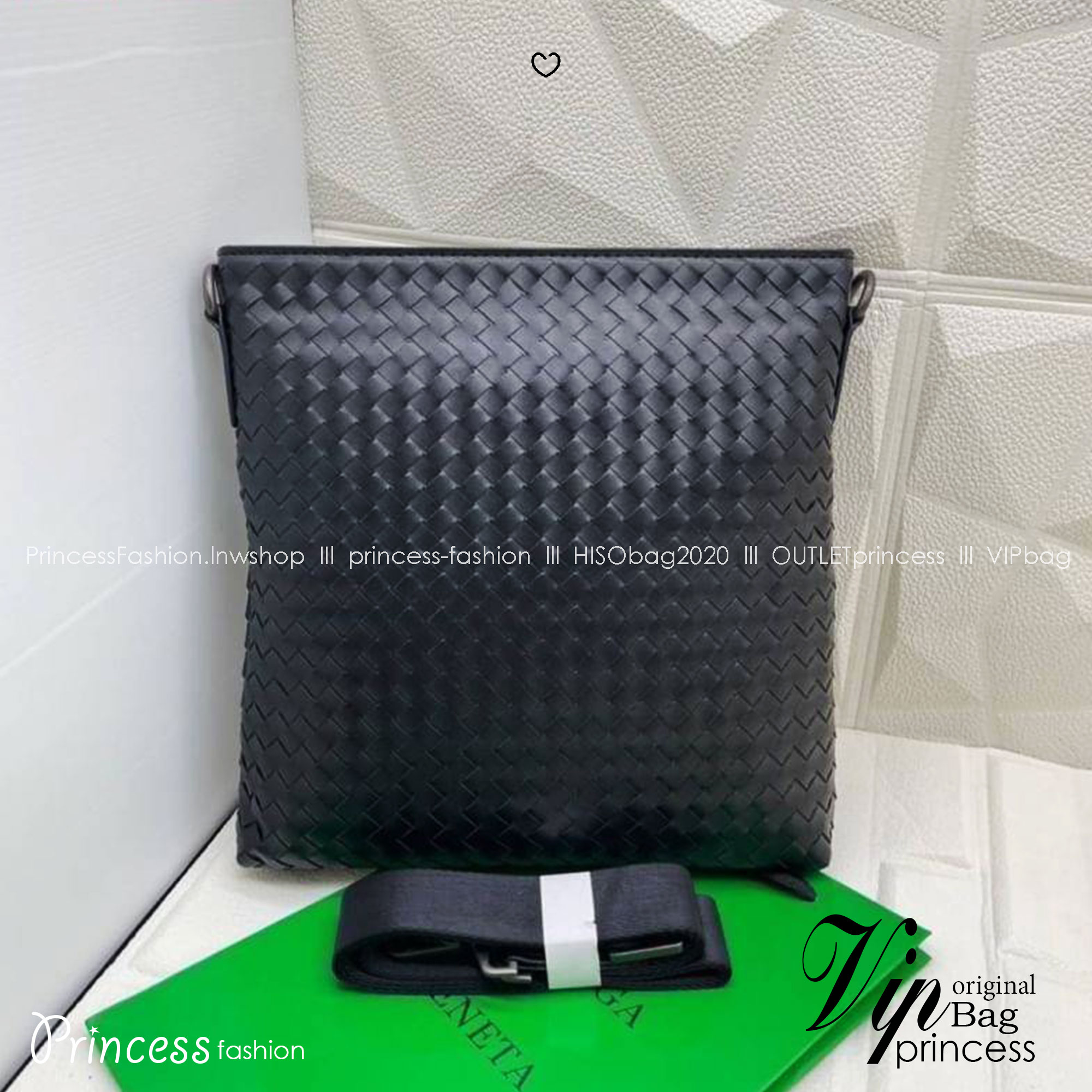 BOTTEGA VENETA Messenger Bag กระเป๋าสะพายทรงแมสเซนเจอร์ ดีไซส์สานเป็นเอกลักษณ์ของแบรนด์ รุ่นตามหาที่หนุ่มๆ ควรมี ดีไซส์เรียบหรู คลาสสิก ใช้งานง่าย everyday look จะซื้อใช้เองหรือเป็นของฝากก็เหมาะมากๆ ค่ะ