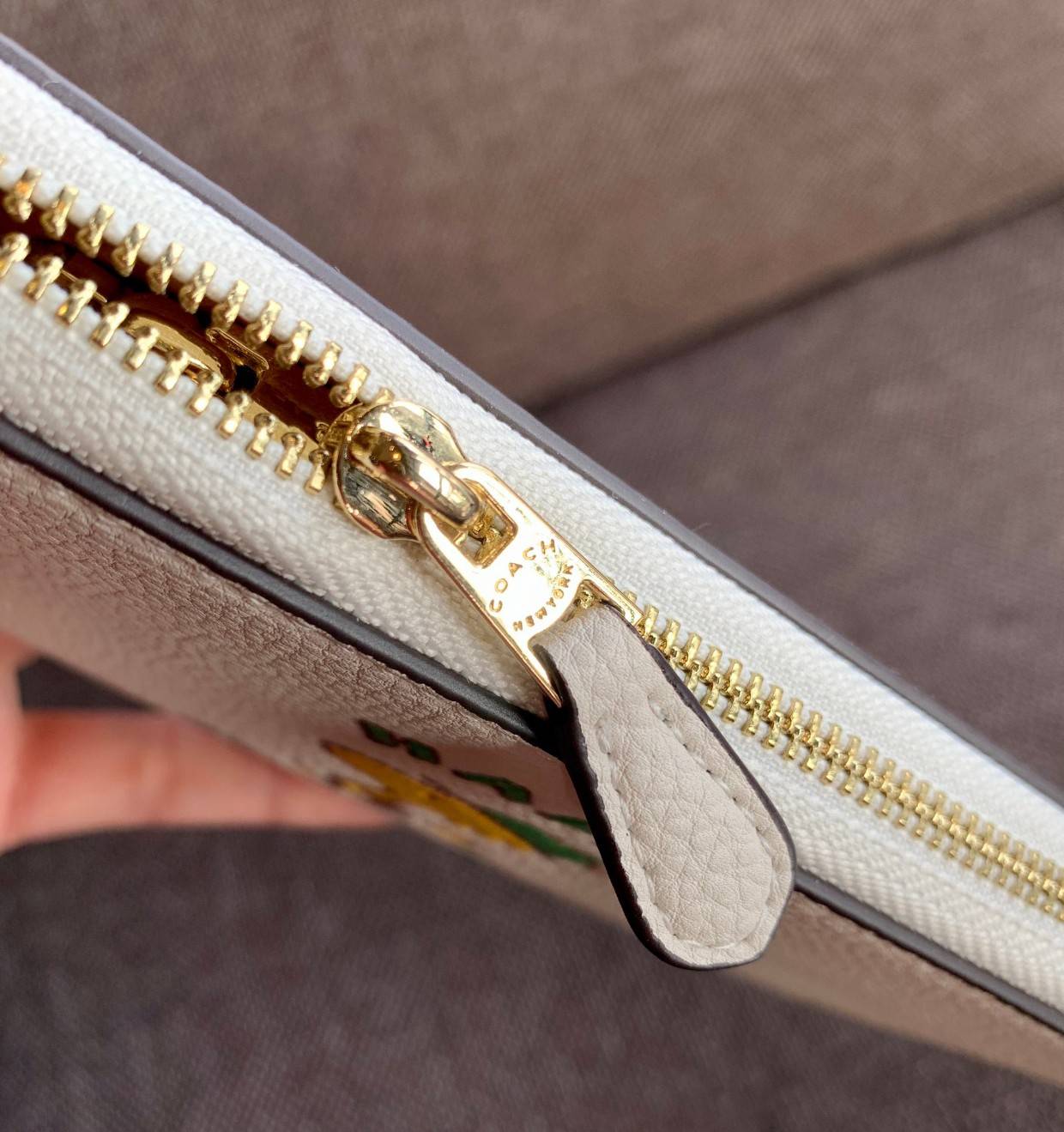 COACH X PEANUTS MEDIUM ID ZIP WALLET WITH WOODSTOCK((C4604)) 📣พร้อมส่งค่ะ! กระเป๋าเงินใบกลาง ขนาดพอดีๆ 🔺ด้านหน้าปั้มตัวการ์ตูน พร้อมตัวอักษรภาษาอังกฤษ นูนเด่นชัด ซุกซน น่ารักมากๆค่ะ ✔️เปิดปิดกระเป๋าแบบซิป ภายในมีช่องเสียบบัตรได้ถึง1