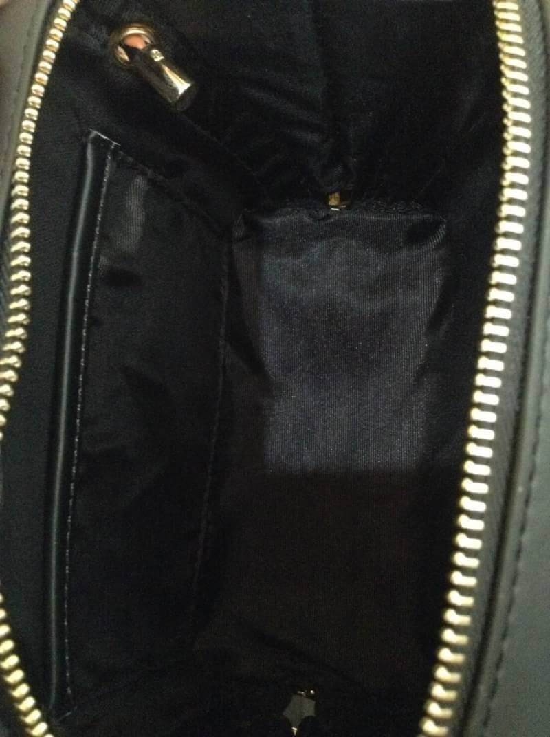 อีกครั้งตามคำเรียกร้อง! CHARLES & KEITH DUO-ZIP SLING BAG กระเป๋าสะพายรุ่นชนช็อปหนังสวยอยู่ทรง ด้านหน้าปั๊มโลโก้แบรนด์ประดับพู่ฟรุ้งฟริ้งดูมีดีเทลโดดเด่นที่สายสะพายยาวลวดลายสุดชิค เปิดปิดด้วยซิปหัวซิปปั้มโลโก้ ภายในมีช่องใส่ iphone7+และของจุกจิกได้เยอะ ถื