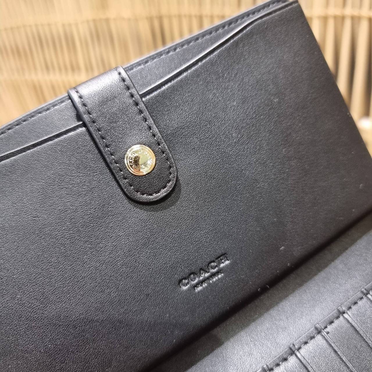 พร้อมส่ง 7 สี COACH C2874 TECH WALLET IN COLORBLOCK SIGNATURE CANVAS จัดให้สีใหม่ก่อนใคร!! ดีไซน์ใหม่ คอลเลคชั่นสวยหรู กระเป๋าสตางค์พร้อมสายคล้องมือ ง่ายต่อชีวิตมากจ้า!! มันดีอะไรเบอร์นี้ ใส่ได้ทั้งบัตร และโทรศัพท์ก็ใส่ได้ทุกรุ่น แถมยังมีช่องซิปแยกไปอีก ช