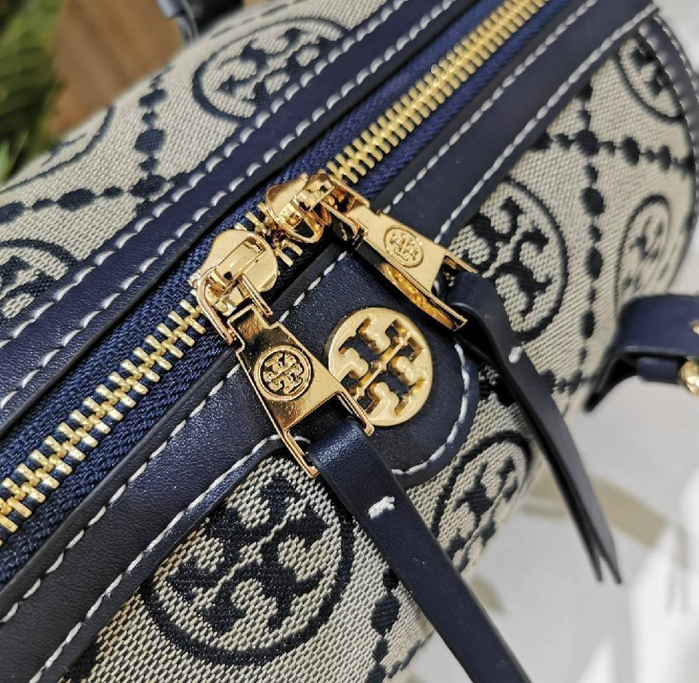 TORY BURCH FACTORY MONOGRAM JACQUARD BOSTON BAG กระเป๋าถือหรือสะพายรุ่นใหม่ล่าสุดจาก TORY BURCH FACTORY วัสดุ Woven Jacquard & Leather ในลาย Jacquard คงเอกลักษณ์แบรนด์สวยอยู่ทรงดีไซน์โดดเด่นทรง Boston เปิดปิดด้วยซิปคู่สะดวกใช้ขนาดกำลังดีใส่กระเป๋าสตางค์ยา