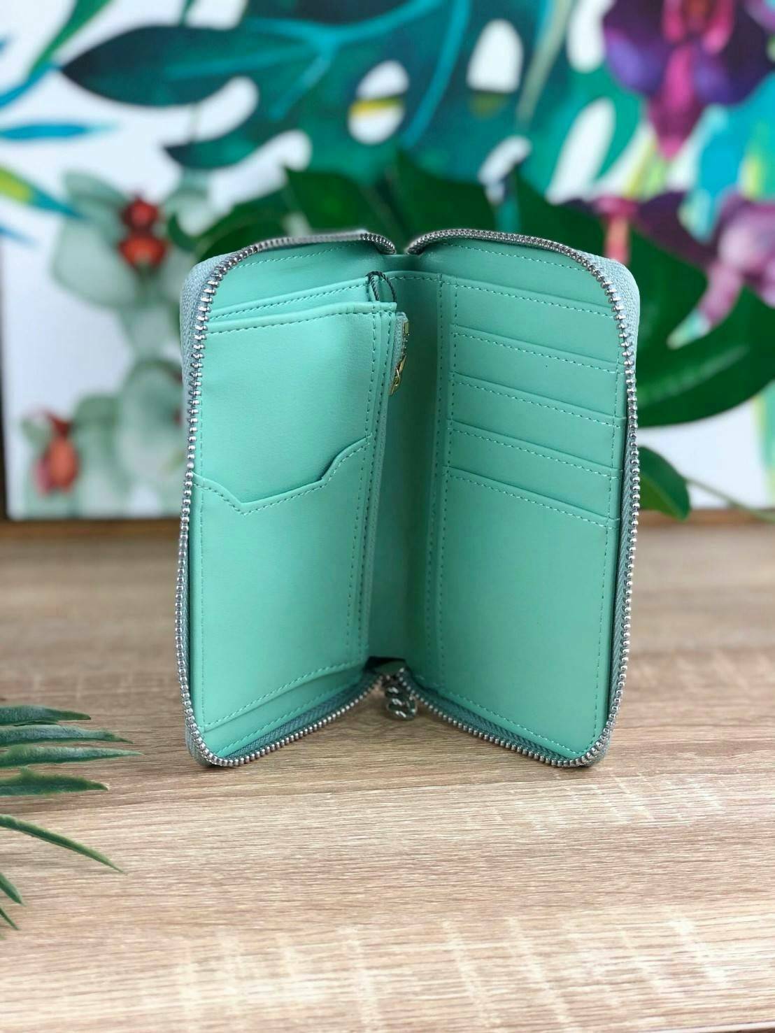 CHARLES & KEITH CHAIN ZIP WALLET กระเป๋าเงินซิปรอบใบกลาง หนังขึ้นลายสวยงาม ด้านหน้าปั๊มโลโก้แบรนด์ มีจุดเด่นที่ซิปเป็นห่วงโซ่เล็กๆน่ารัก ด้านในมีช่องซิปใส่เหรียญ ช่องบัตร 4 ใบและช่องใส่ธนบัตรตามยาว ใส่แบงค์พันได้ตามยาวเลยค่า ไว้ใช้กับกระเป๋าใบเล็กเหมาะมาก