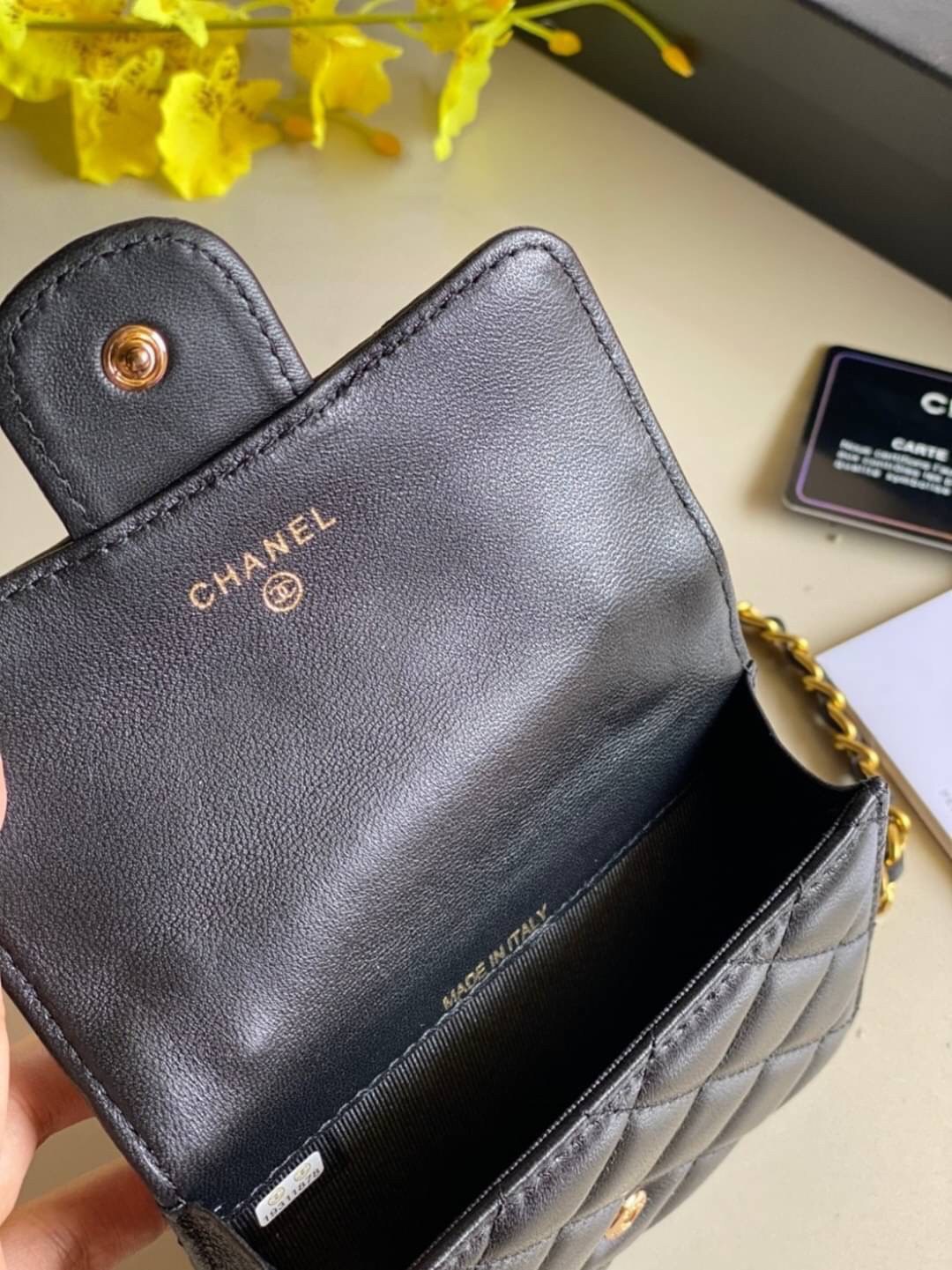 หนังแท้ VIP GIFT CHANEL MINI BLACK BAG รุ่นยอดนิยมไอเท็มฮิตวัสดุหนังแท้เรียบสวยคลาสสิคเปิดปิดด้วยฝาปิดกระดุมด้านหน้ามีโลโก้แบรนด์อะไหล่ทองสวยหรูดูดีมากกกก มาพร้อมสายโซ่ทองร้อยหนังจะสะพายไหล่ หรือ Crossbody ก็ดูดี ภายในโล่งกว้าง ตัวจริงสวยน่าใช้ Chanel min