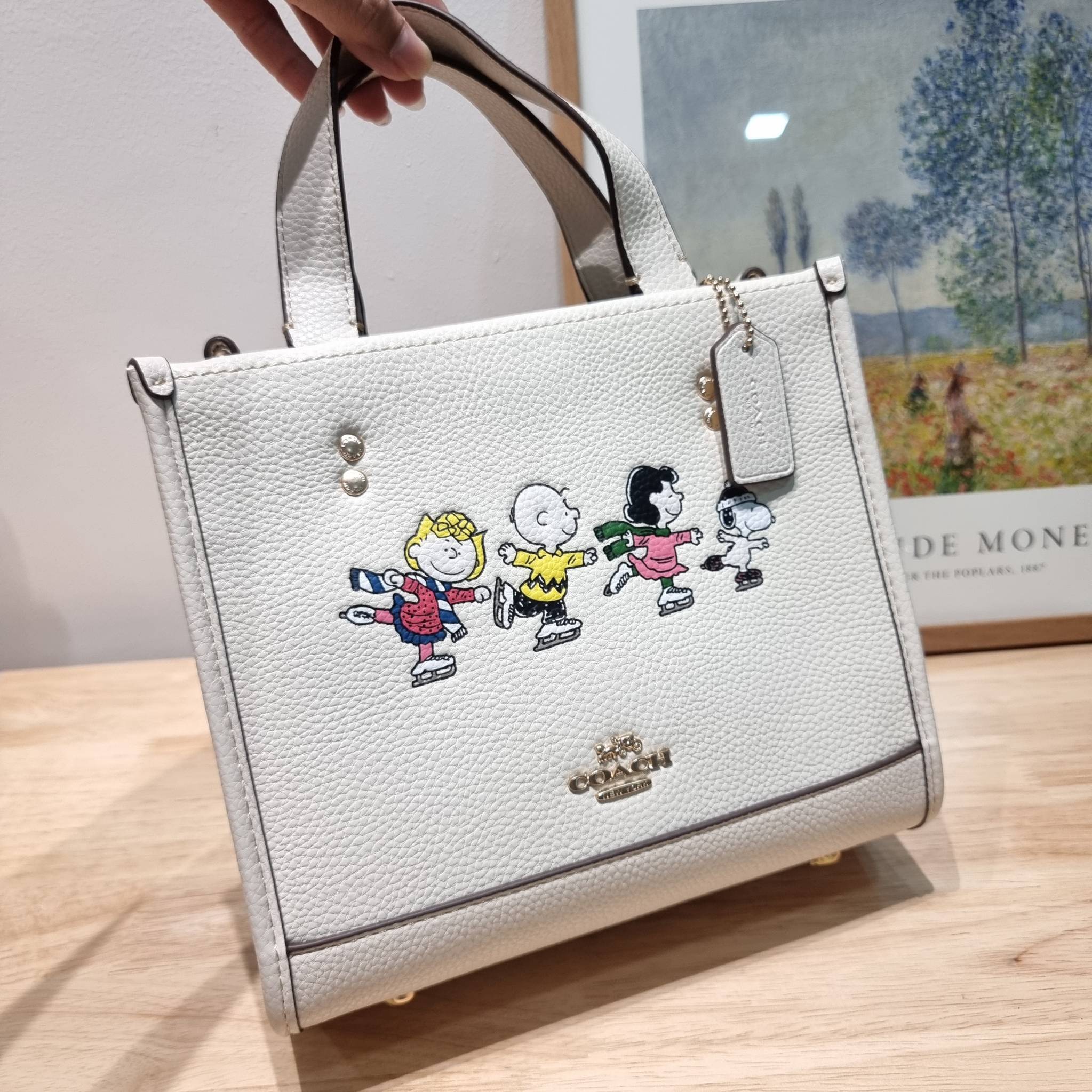 Coach X Peanuts Dempsey Tote 22 With Snoopy And Friends Motif CE850 คอลเลคชั่นใหม่ น้องน่ารักเกินต้านไปมาก!! กับกระเป๋าทรงโท้ท ไซส์กำลังสวย ดีไซน์ ลายการ์ตูนยอดฮิต ที่ใครๆก็ต้องรู้จัก พิมพ์คมชัดลงบนหนัง pepble ผิวสัมน่าใช้ ปากกระเป๋ามีกระดุมแม่เหล็กปิดกัน